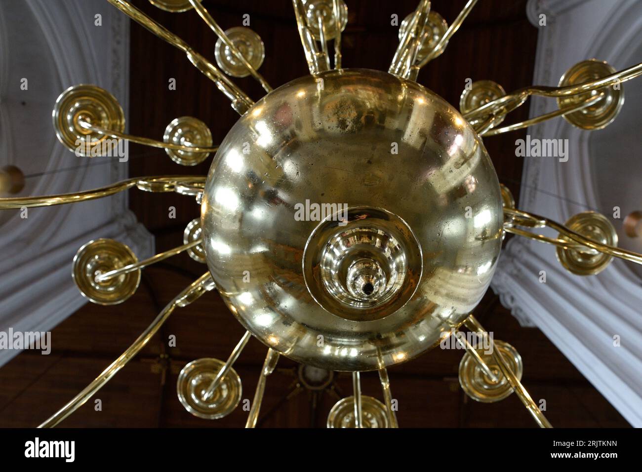 Lampe à bougie dans l'église Great ou Saint Stevens à Nimègue vue d'en bas Banque D'Images