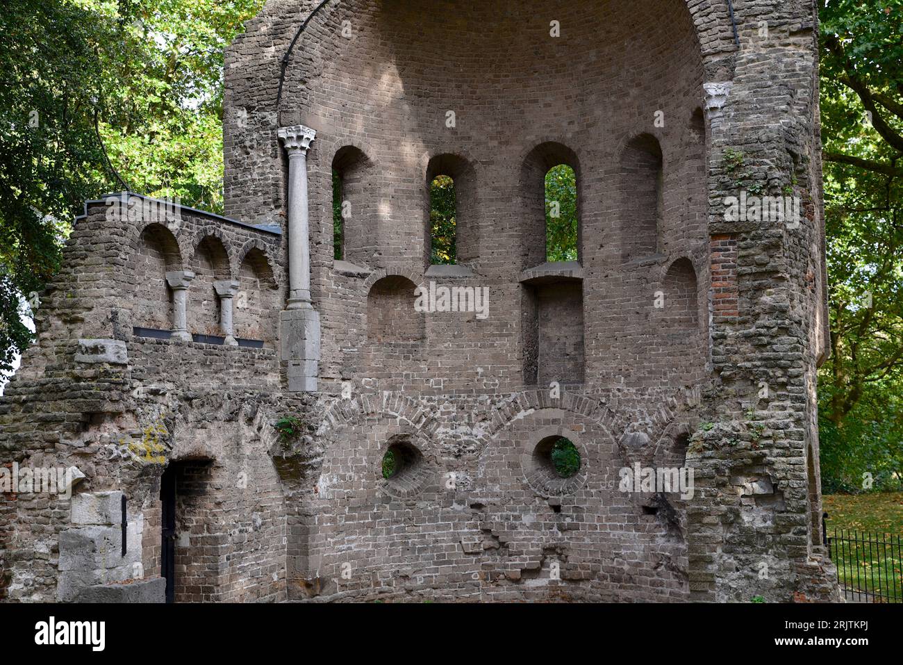 La ruine de Barbarossa, ou chapelle Sint Maartens dans le parc historique de la ville Valkhof à Nimègue Banque D'Images