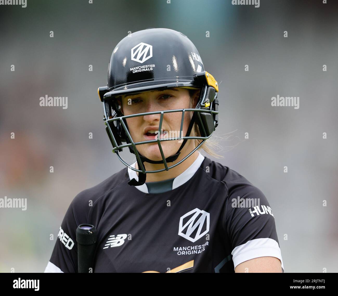 Manchester, Royaume-Uni. 23 août 2023 ; Old Trafford Cricket Ground, Manchester, Angleterre ; The Hundred Womens Cricket, Manchester Originals versus Southern Brave ; Emma Lamb de Manchester Originals sort pour 4 au bowling de Géorgie Adams de Southern Brave a attrapé Kalea Moore de Southern Brave Credit : action plus Sports Images/Alamy Live News Banque D'Images