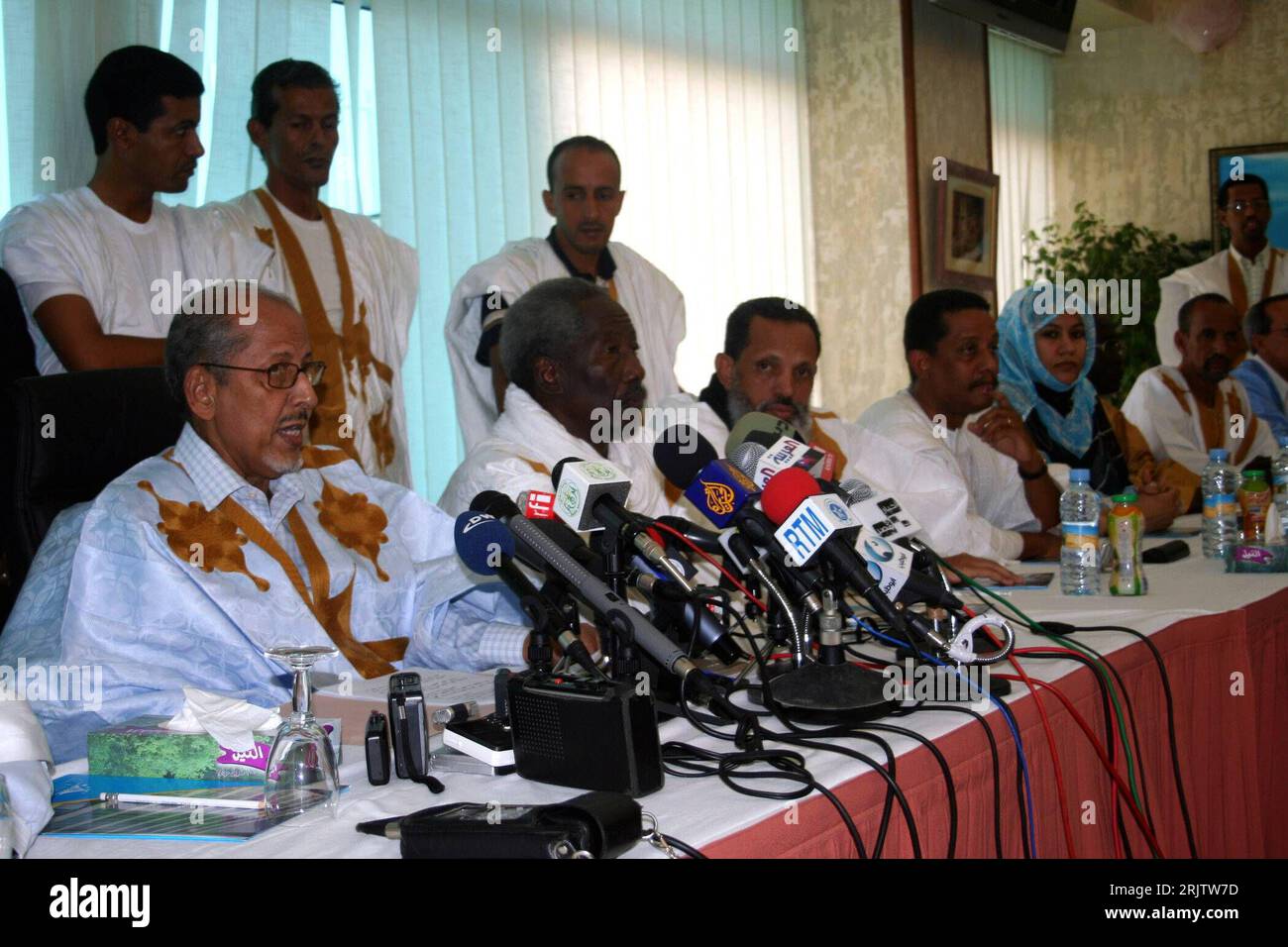 Bildnummer : 51774819 Datum : 26.03.2007 Copyright : imago/Xinhua Präsident Sidi Ould Cheikh Abdallahi (li., MTN) während einer Pressekonferenz in Nouakchott - PUBLICATIONxNOTxINxCHN, Personen ; 2007, Nouakchott, Mauretanien, Pressetermin, Pressekonferenz, Politik, Politiker, ; , quer, Kbdig, Gruppenbild, Randbild, les gens Banque D'Images