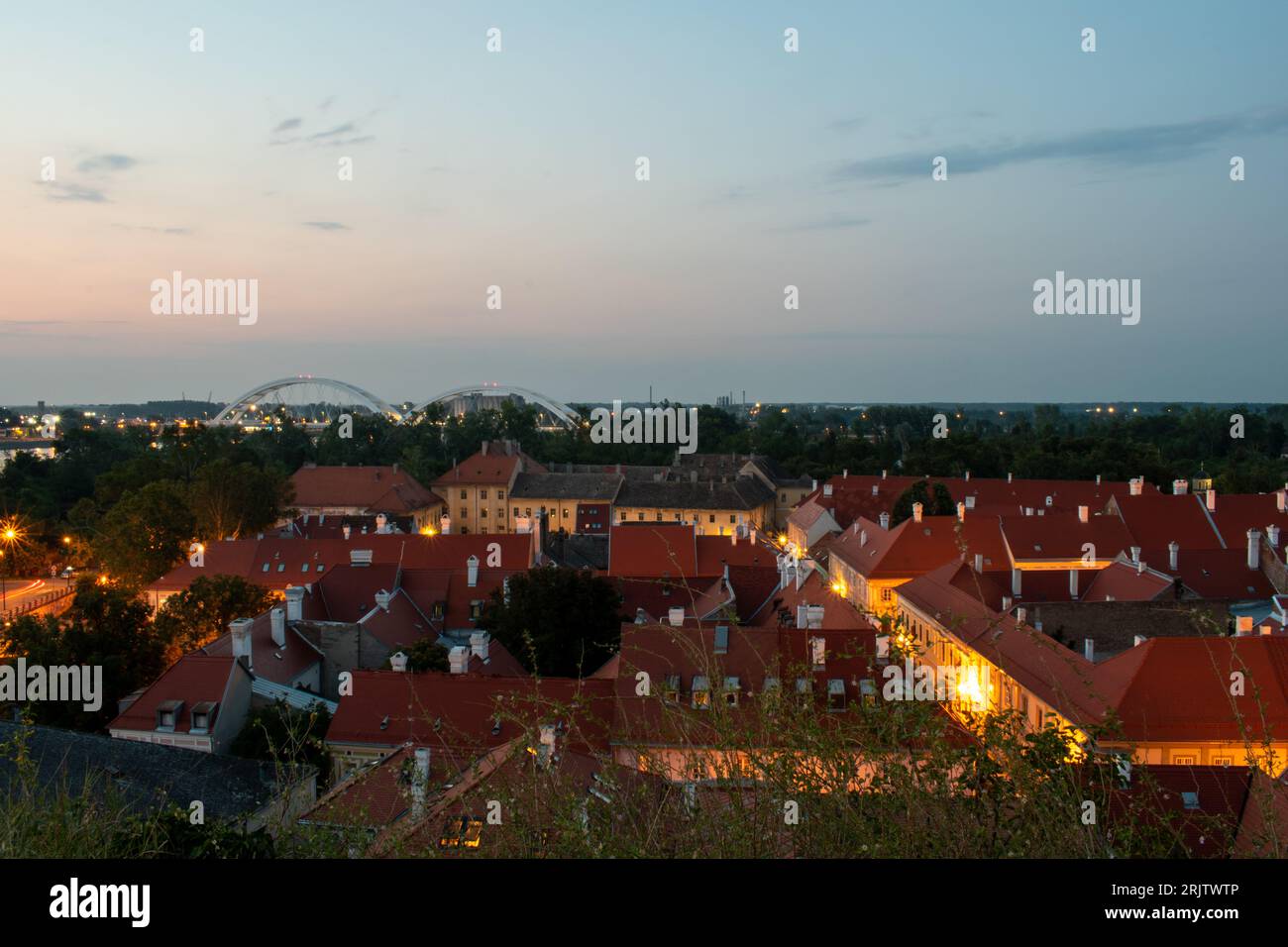 Panorama nocturne de Novi Sad, Voïvodine, Serbie depuis la forteresse de Petrovaradin. Photographie horizontale de paysage à longue exposition. Banque D'Images