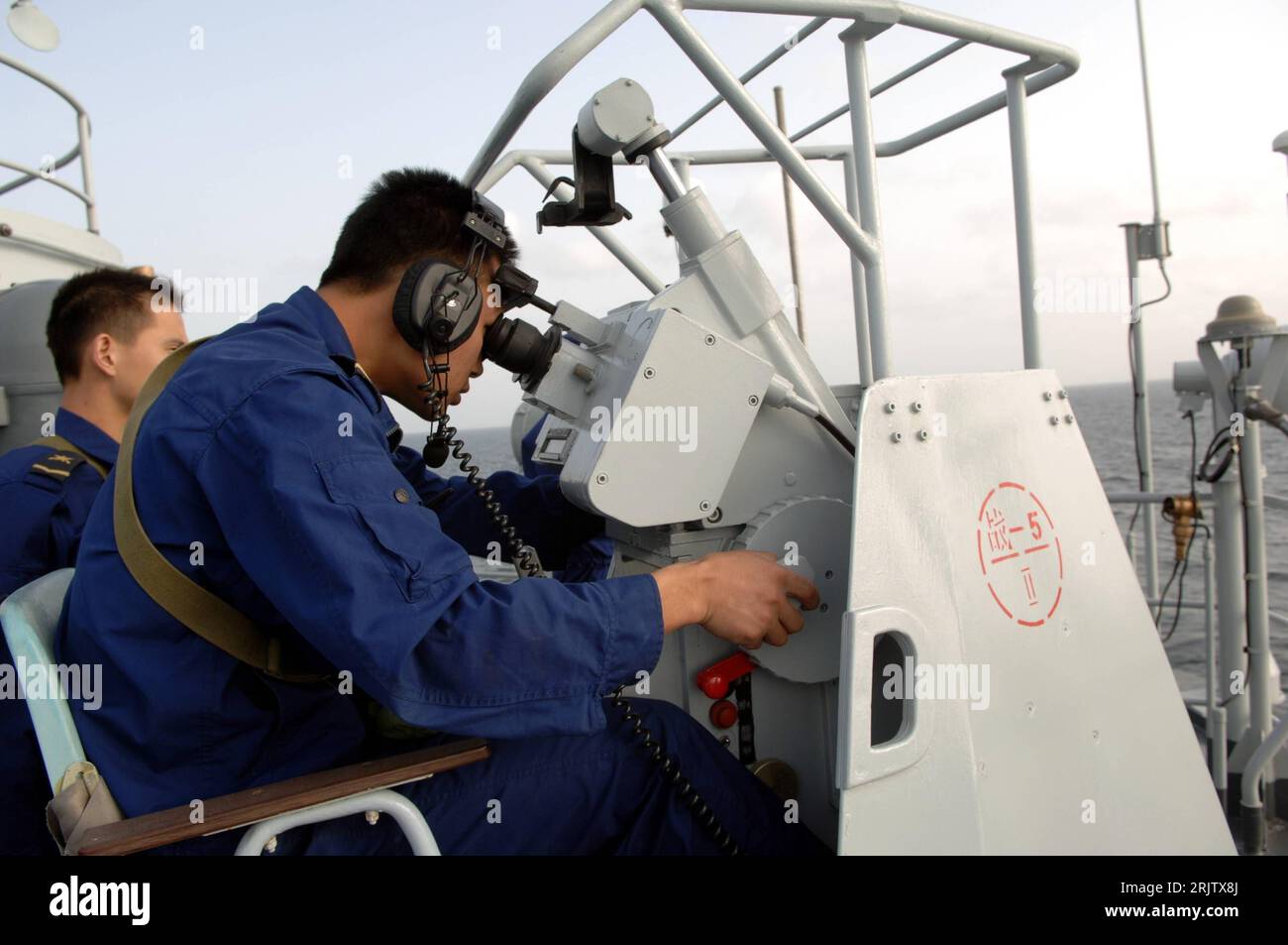 Bildnummer : 51781498 Datum : 09.03.2007 Copyright : imago/Xinhua Soldaten auf dem chinesischen Schlachtschiff - Lianyungang - während eines chinesisch-pakistanischen Militärmanövers im Arabischen Meer - PUBLICATIONxNOTxINxCHN, Personen ; 2007, Arabisches Meer, Manöver, Militärmanöver, Militärübung, Militärübungen, Übung, Übungen, Schlachtschiff, Schlachtschiffe, Kampfschiff, Kampfschiffe, Zerstörer, marine, Marinesoldat, Marinesoldaten ; , quer, Kbdig, Einzelbild, Seitenansicht, Perspektive, Militaer, Staat, Kriegsschiff, Kriegsschiffe Banque D'Images