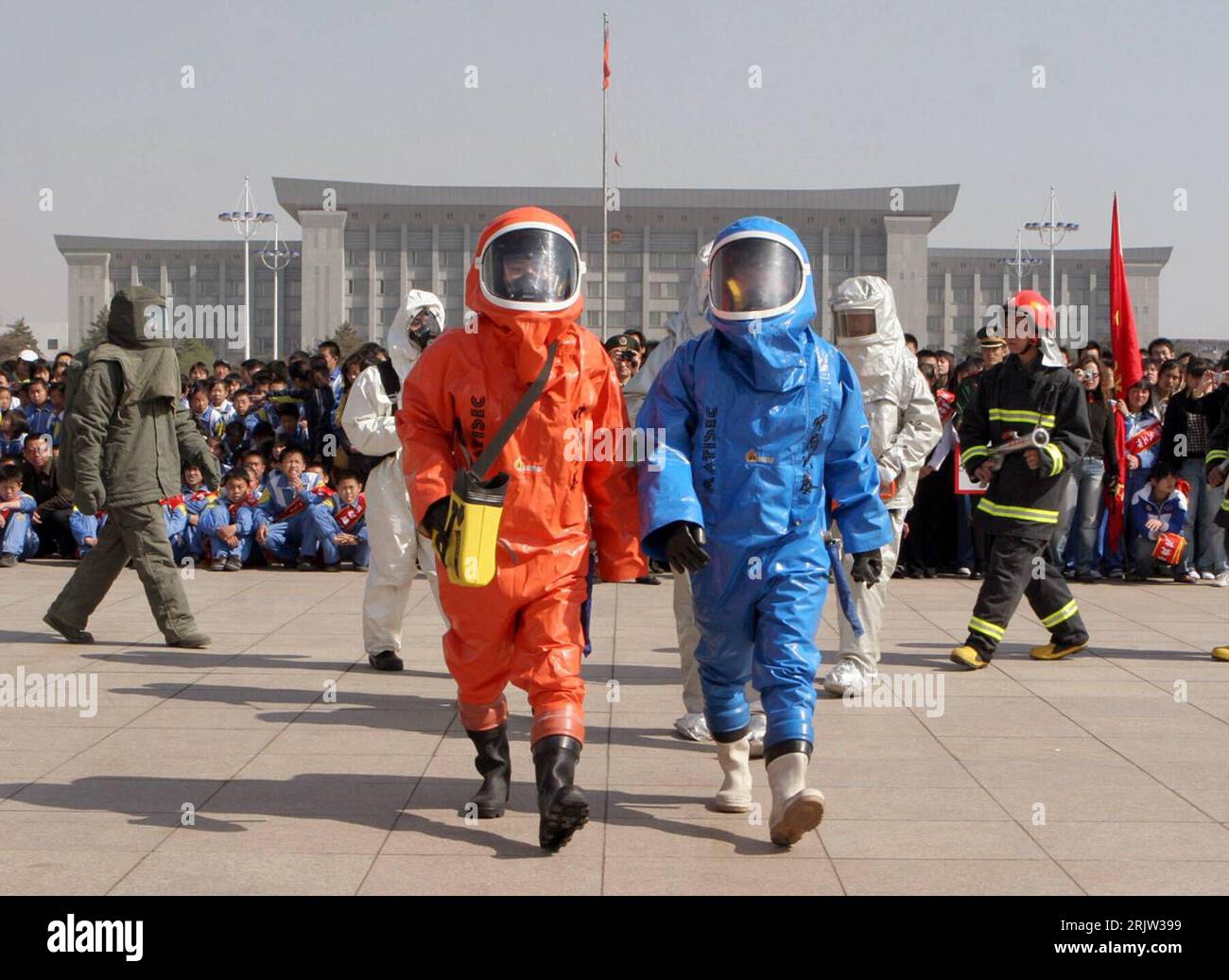 Bildnummer : 51828865 Datum : 24.04.2007 Copyright : imago/Xinhua Feuerwehrmänner präsentieren ihre Schutzanzüge anlässlich einer Feuerschutzveranstaltung in Baotou - PUBLICATIONxNOTxINxCHN, Personen ; 2007, Baotou, Modenschau, Modenschauen, Mann, Chinois, Chinesen, Feuerwehrleute, Feuerwehrmann, Schutzanzug, Arbeitskleidung, Arbeitsbekleidung, Schutz, Anzug, Anzüge, total ; , quer, Kbdig, Gruppenbild, Chine, , Feuerwehr, Staat, Banque D'Images