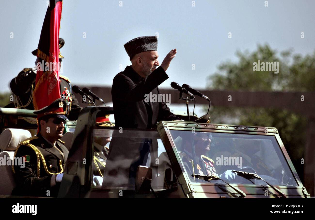 Präsident Hamid Karzai (Mitte, AFG) inspiziert die Truppen vor der Militärparade anlässlich des 15. Jahresstages des SIEGES der Mudschaheddin über das sowjetische REGIME in Kaboul - PUBLICATIONxNOTxINxCHN Banque D'Images
