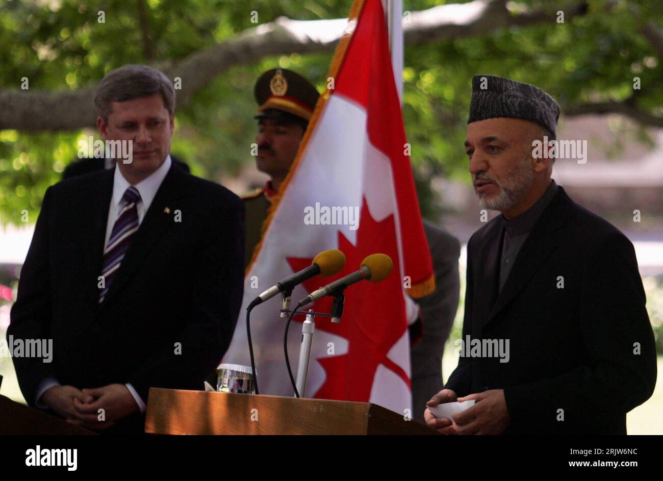 Bildnummer : 51876753 Datum : 22.05.2007 Copyright : imago/Xinhua Staatspräsident Hamid Karzai (RE., AFG) und Premierminister Stephen Harper (CAN) während einer Pressekonferenz in Kabul - Afghanistan PUBLICATIONxNOTxINxCHN, Personen ; 2007, Kabul, Pressetermin, Pressetermin Pressekonferenz, Präsident, Politiker, ; , quer, Kbdig, Gruppenbild, internationale Politik, Politik, Afghanistan, Randbild, les gens Banque D'Images