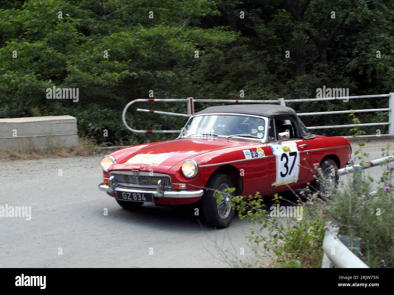 Bildnummer : 51886220 Datum : 28.05.2007 Copyright : imago/Xinhua MG B Roadstar von 1964 anlässlich der - 19. International Historic car Rally - in Nikosia - PUBLICATIONxNOTxINxCHN , Objekte ; 2007, Nikosia, Ralley, Oldtimer, Auto, Fahrzeug, 19e, 1964er, 64er, M.G. , Morris , Cabrio, 37; , quer, Kbdig, Einzelbild, Zypern, , Banque D'Images