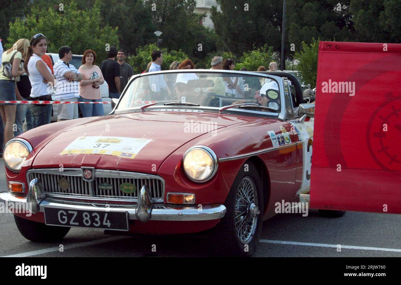 Bildnummer : 51886210 Datum : 28.05.2007 Copyright : imago/Xinhua MG B Roadster von 1964 anlässlich der - 19. International Historic car Rally - in Nikosia - PUBLICATIONxNOTxINxCHN , Objekte , Personen ; 2007, Nikosia, Ralley, Oldtimer, Auto, Fahrzeug, 19e, 1964er, 64er, M.G. , Morris , Cabrio,; , quer, Kbdig, Einzelbild, Zypern, , Banque D'Images