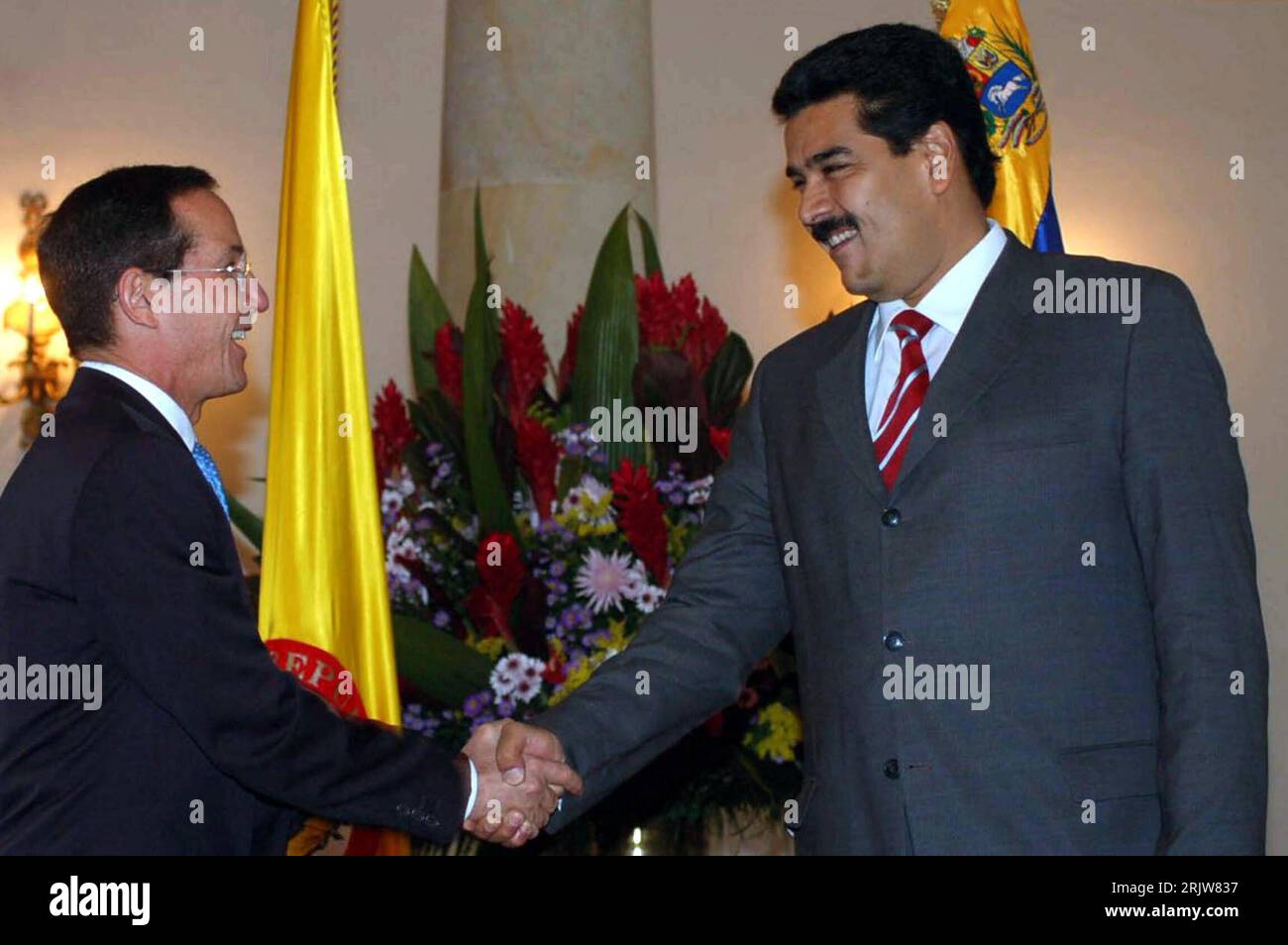 Bildnummer : 51904852 Datum : 06.06.2007 Copyright : imago/Xinhua Außenminister Fernando Araujo (li., col) und Außenminister Nicolas Maduro (RE., Ven) anlässlich eines Besuchs in Bogota - PUBLICATIONxNOTxINxCHN, Personen , optimistisch , Lächeln, ; 2007, Bogota, Politiker, Pressetermin, Shakehands, serrer la main,; , quer, Kbdig, Gruppenbild, fermer, internationale Politik, Politik, Kolumbien, Randbild, People Banque D'Images