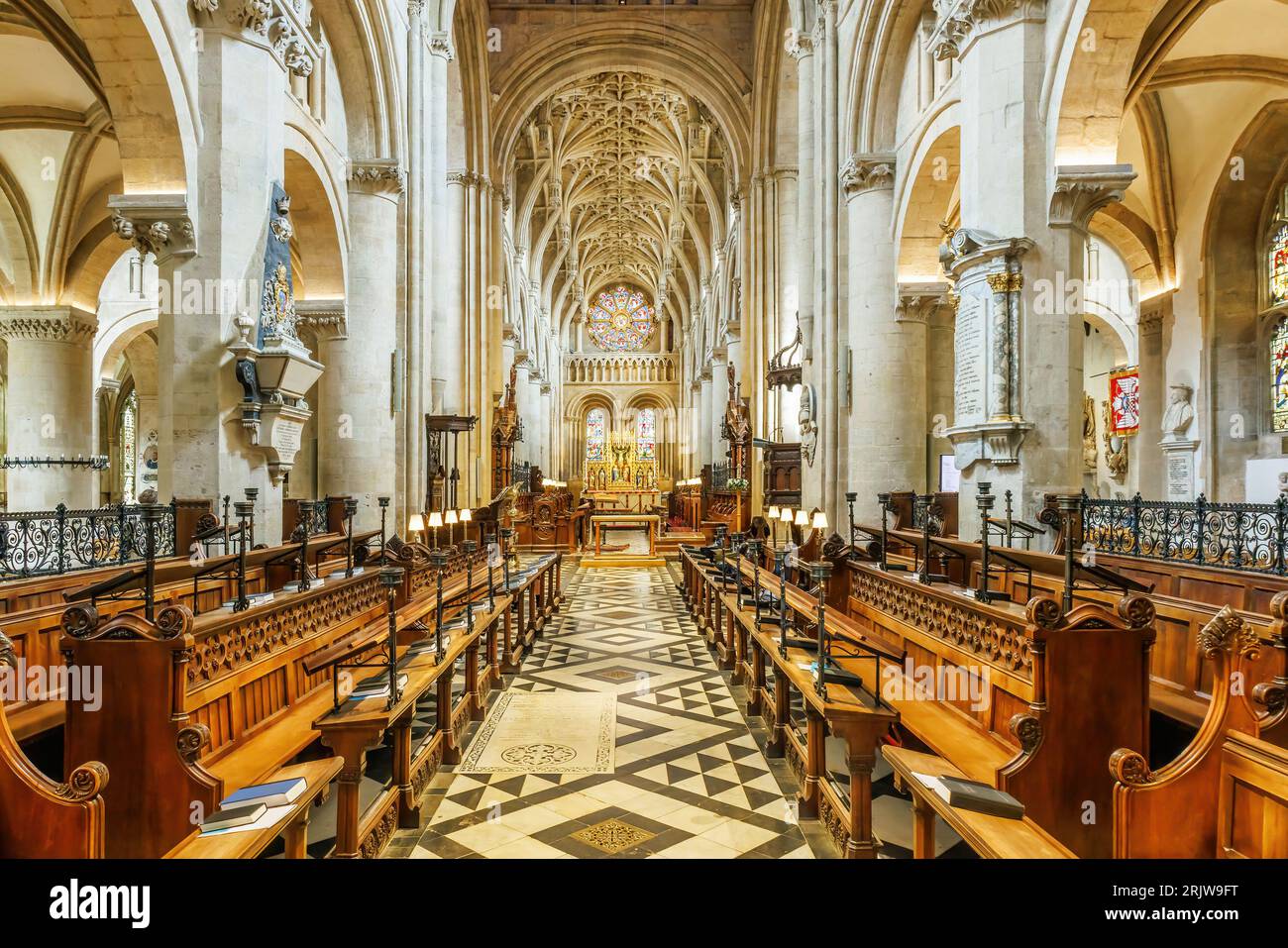 Oxford, Royaume-Uni - 18 mai 2023 : à l'intérieur de la cathédrale Christ Church avec de beaux vitraux Banque D'Images