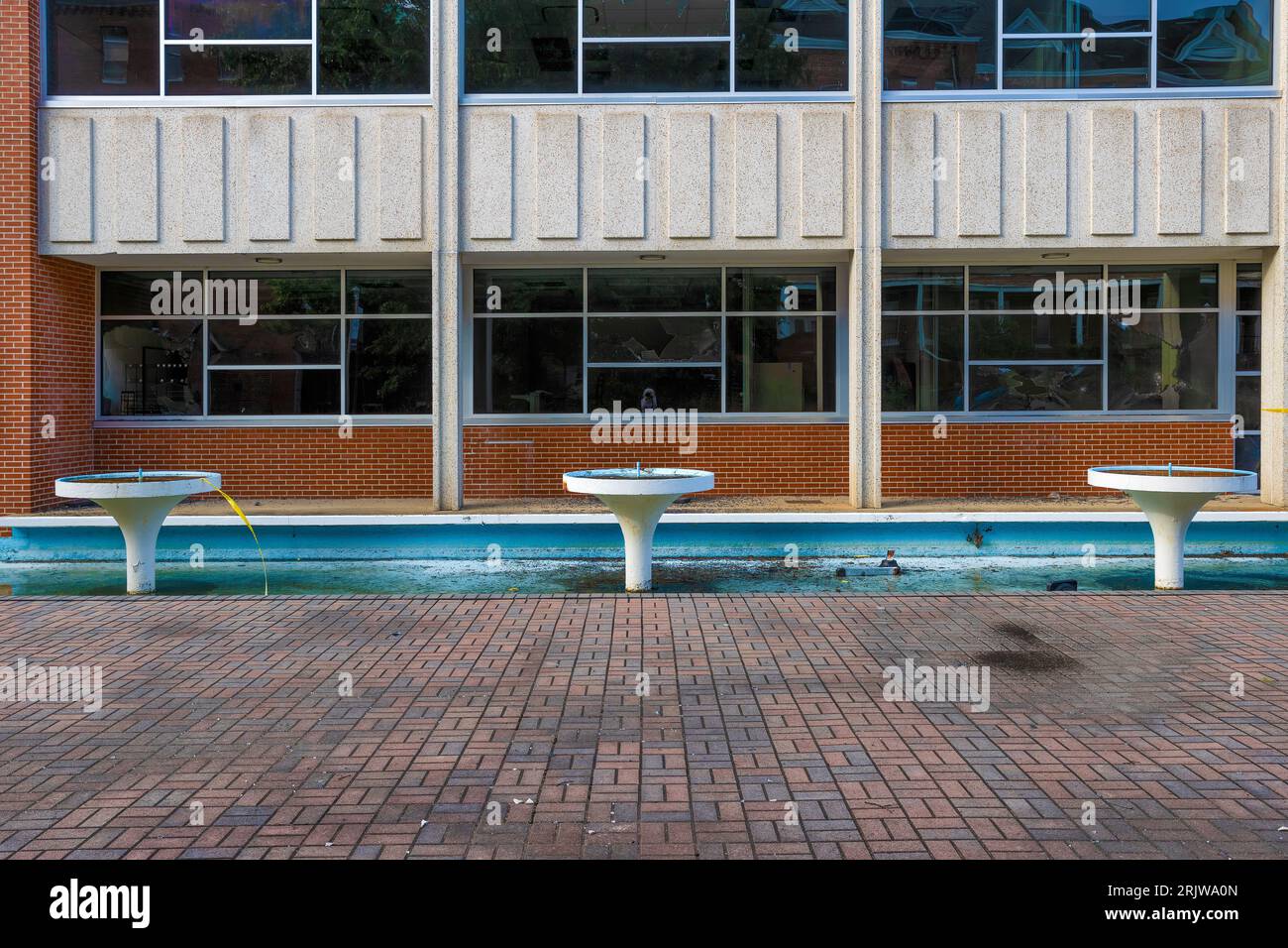bâtiment abandonné avec trois fontaines d'eau. Banque D'Images