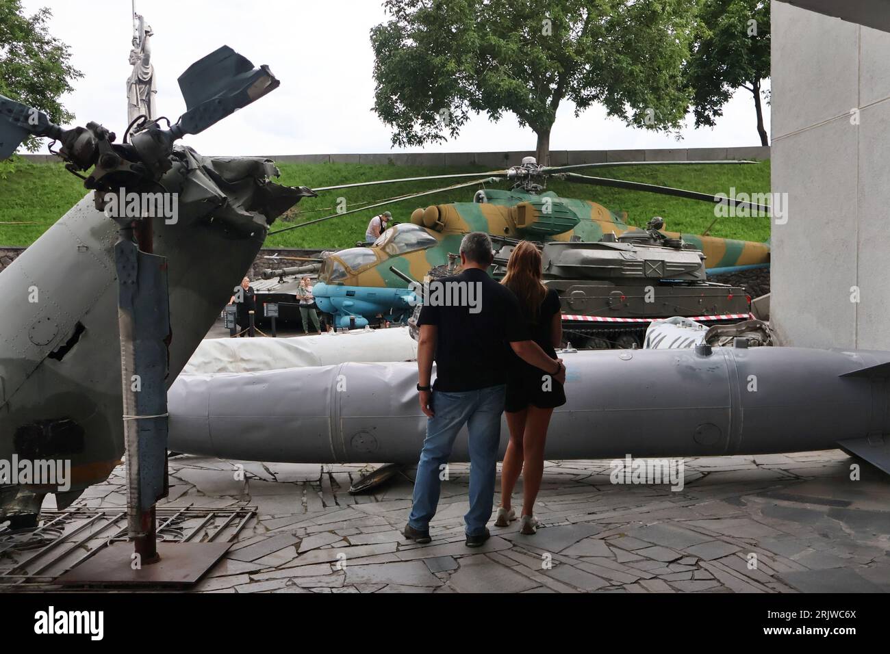 Un abri recréé dans lequel des civils ont été retenus en otage par les troupes de l'armée russe à Hostomel, présenté dans le musée de Kiev. Diverses expositions de chars russes trouvés détruits et d'autres véhicules blindés sont organisées à Kiev, dédiées au 32e anniversaire de l'indépendance de l'Ukraine Banque D'Images Un abri recréé dans lequel des civils ont été retenus en otage par les troupes de l'armée russe à Hostomel, présenté dans le musée de Kiev. Diverses expositions de chars russes trouvés détruits et d'autres véhicules blindés sont organisées à Kiev, dédiées au 32e anniversaire de l'indépendance de l'Ukraine Banque D'Images