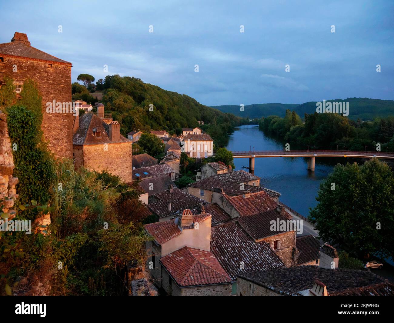 Puy L eveque dans la lumière du coucher de soleil Banque D'Images