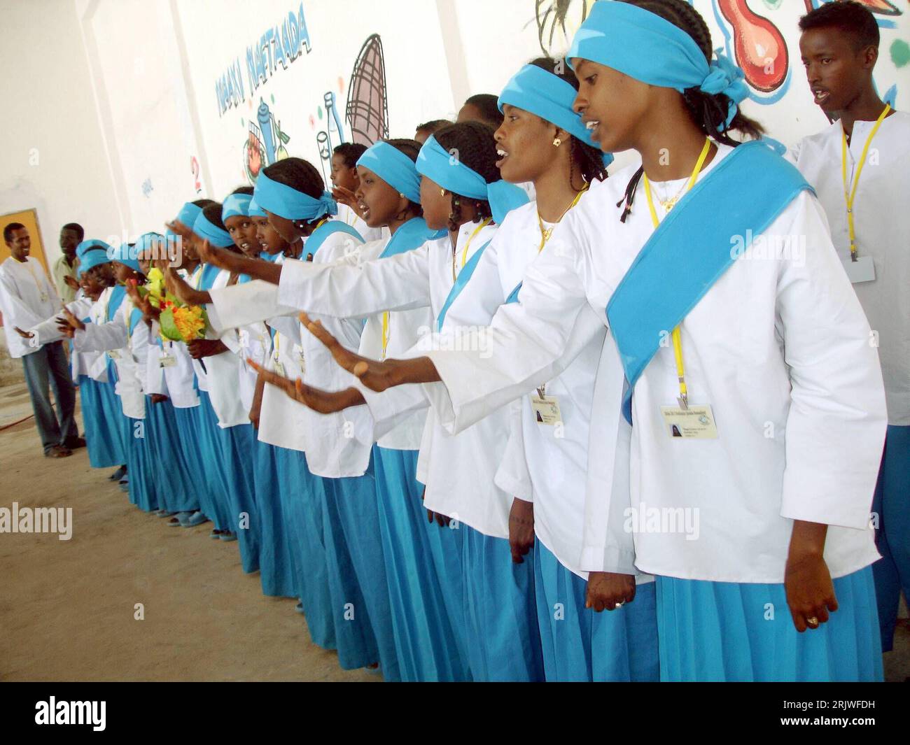 Bildnummer : 51985537 Datum : 19.07.2007 Copyright : imago/Xinhua Schülerinnen singen anlässlich einer Versöhnungs-Konferenz in Mogadischu - PUBLICATIONxNOTxINxCHN , Personen ; 2007, Kinder, Somalier, Mädchen, Schüler, Schülerin; quer, Kbdig, totale, musique, Kunst, Somalie, , Banque D'Images