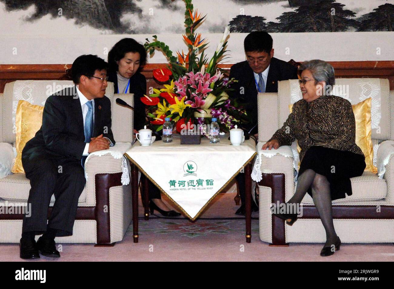 Bildnummer : 51992677 Datum : 25.04.2007 Copyright : imago/Xinhua Vizepremierministerin Wu Yi (re., CHN) und Wirtschaftsminister Kim Young Ju (li., KOR) während eines Treffens in Peking - PUBLICATIONxNOTxINxCHN, Personen ; 2007, Pékin , Politiker, , Pressetermin ; , quer, Kbdig, Gruppenbild, internationale Politik, Politik, Chine, Randbild, gens, Politikerin Banque D'Images