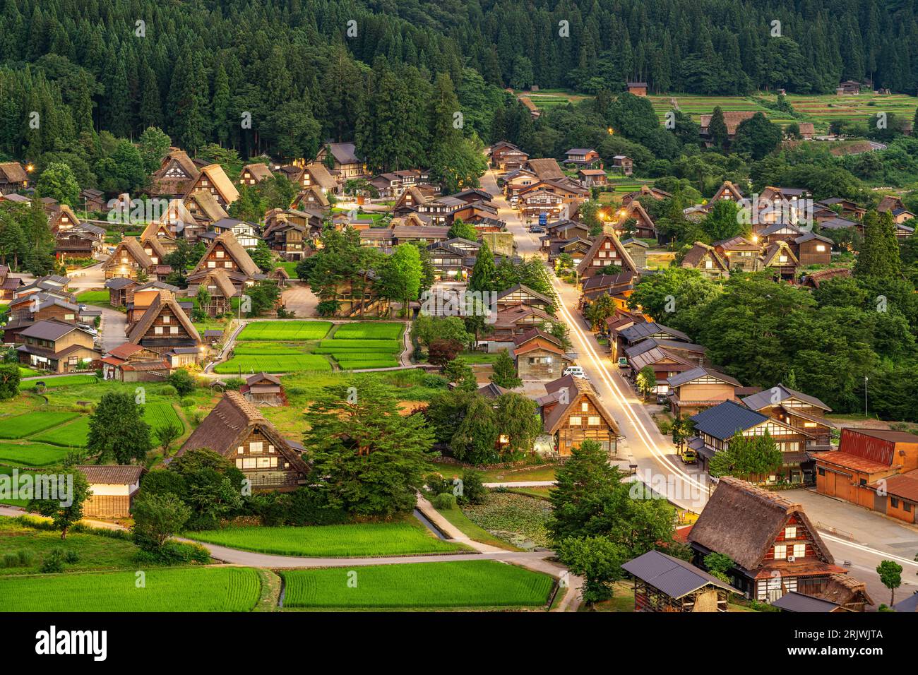 Ogimachi, Japon pendant l'été. C'est le plus grand village de Shirakawa-Go. Banque D'Images