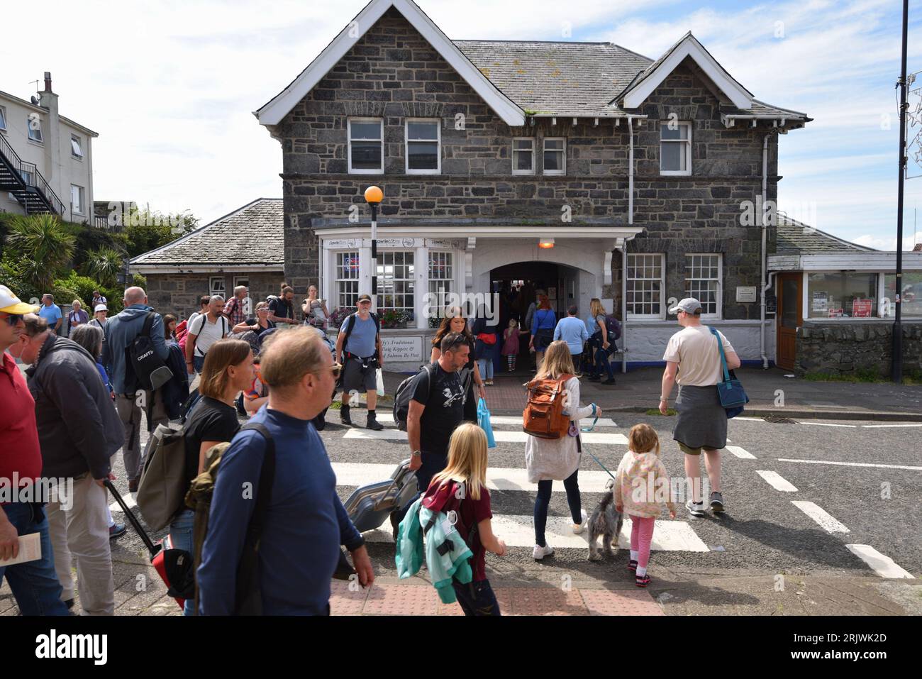 Touristes dans le joli petit village de pêcheurs de Mallaig dans les Highlands écossais. Banque D'Images