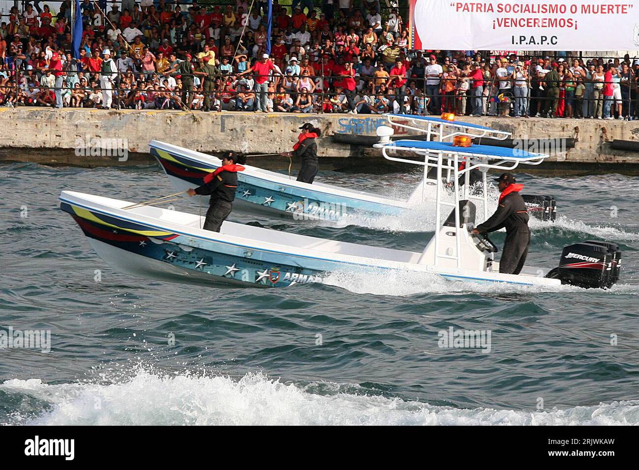 Bildnummer : 52016893 Datum : 24.07.2007 Copyright : imago/Xinhua Soldatinnen der Marine mit Schnellbooten auf der Parade zum Tag der Marine in Puerto Cabello PUBLICATIONxNOTxINxCHN , Personen ; 2007, Puerto Cabello, Marine , parade, Soldat, Soldaten, Soldatin, Frau, Boot, Militärparade, Schnellboot, Schnellboote; quer, Kbdig, totale, Venezuela, , Militaer, Staat, Banque D'Images