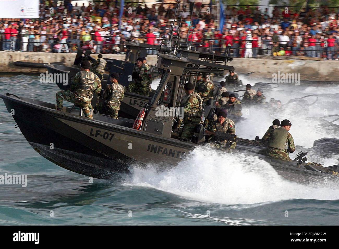 Bildnummer : 52023037 Datum : 24.07.2007 Copyright : imago/Xinhua Motorboote der venezuelanischen Armee während der Navy-Day-Parade in Puerto Cabello BEI Cordoba/Venezuela - PUBLICATIONxNOTxINxCHN , Objekte , Personen ; 2007, Parade, Paraden, Militärparade, Militärparaden, Helikopter, Militärhubschrauber, Boot, Boote, Motorboot, Marine, Soldat, Soldaten ; , quer, Kbdig, totale, Venezuela, , Militaer, Staat, Banque D'Images