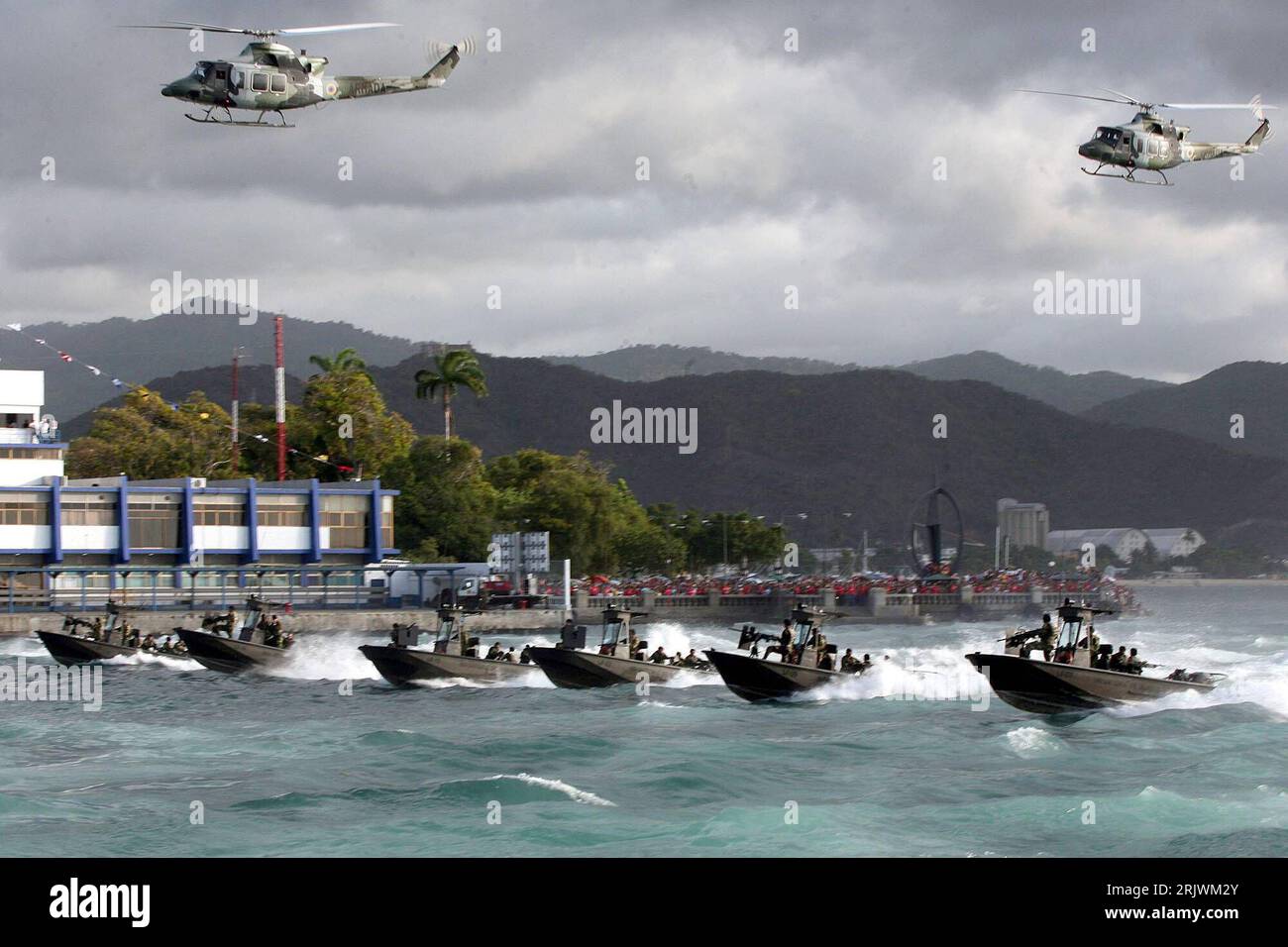 Bildnummer : 52023032 Datum : 24.07.2007 Copyright : imago/Xinhua Hubschrauber und Motorboote der venezuelanischen Armee während der Navy-Day-Parade in Puerto Cabello BEI Cordoba/Venezuela - PUBLICATIONxNOTxINxCHN , Landschaft ; 2007, Parade, Paraden, Militärparade, Militärparaden, Helikopter, Militärhubschrauber, Boot, Boote, Motorboot, Marine ; , quer, Kbdig, totale, Meer, Küste, Venezuela, , Militaer, Staat, Banque D'Images