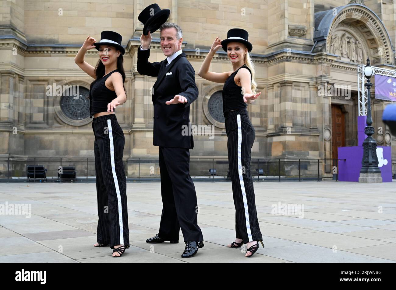 Édimbourg, Écosse, Royaume-Uni. 23 août 2023. Edinburgh Fringe Festival : Anton du Beke et ses danseurs (en costume) célèbrent l’arrivée d’Anton au McEwan Hall pour ses débuts au Edinburgh Fringe du 23 au 28 août dans son spectacle an Afternoon with Anton du Beke and Friends. Exposition au Underbelly, McEwan Hall, Bristo Square. Légende créée en partie à partir du communiqué de presse officiel. Crédit Craig Brown/Alamy Live News Banque D'Images