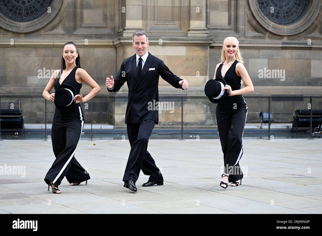 Édimbourg, Écosse, Royaume-Uni. 23 août 2023. Edinburgh Fringe Festival : Anton du Beke et ses danseurs (en costume) célèbrent l’arrivée d’Anton au McEwan Hall pour ses débuts au Edinburgh Fringe du 23 au 28 août dans son spectacle an Afternoon with Anton du Beke and Friends. Exposition au Underbelly, McEwan Hall, Bristo Square. Légende créée en partie à partir du communiqué de presse officiel. Crédit Craig Brown/Alamy Live News Banque D'Images