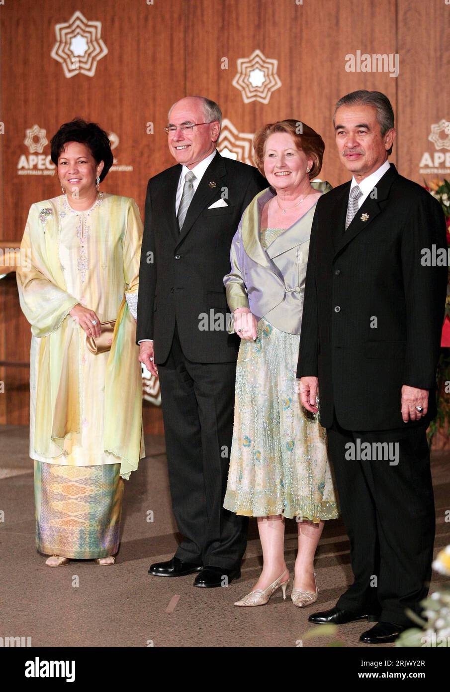 Bildnummer : 52086639 Date de référence : 08.09.2007 Copyright : imago/Xinhua Premier ministre Abdullah Haji Ahmad Badawi (re., MAS) mit Ehefrau Jeanne Abdullah (li.) Und Premierminister John Howard mit Ehefrau Janette (beide AUS) anlässlich eines pressetermins zum APEC Forum in Sydney PUBLICATIONxNOTxINxCHN , Personen , optimistisch ; 2007, Sydney, coopération économique Asie-Pacifique, APEC, Politiker, Pressetermin, Paar, Ehepaar, Frau, Ehefrau, Shakehands, serrer la main, logo ; , hoch, Kbdig, Gruppenbild, internationale Politik, Politik, logo, Logos, australien, Randbild, gens o0 Gipfel, Konferenzen Banque D'Images