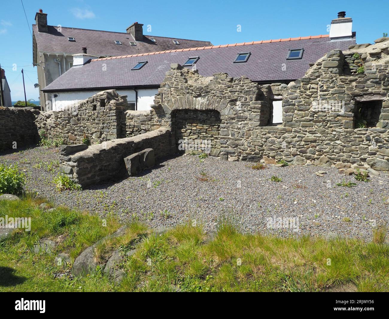 Ruines d'une salle tudor dans le village de Lanon, Ceredigion, West Wales. Banque D'Images