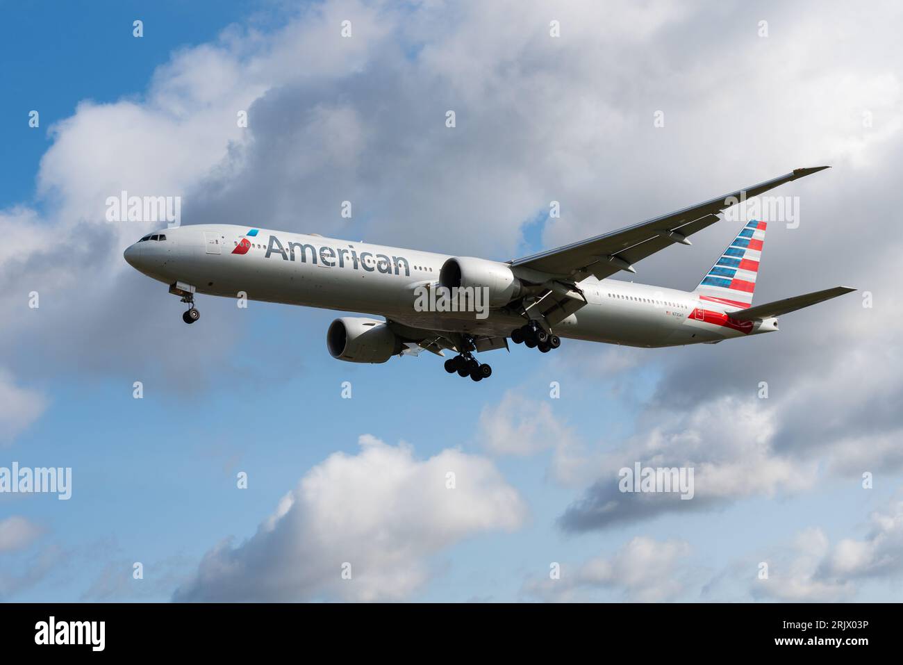 American Airlines Boeing 777-323/ER avion de ligne à réaction N735AT en finale pour atterrir à l'aéroport de Londres Heathrow, Royaume-Uni. Vol long-courrier Banque D'Images