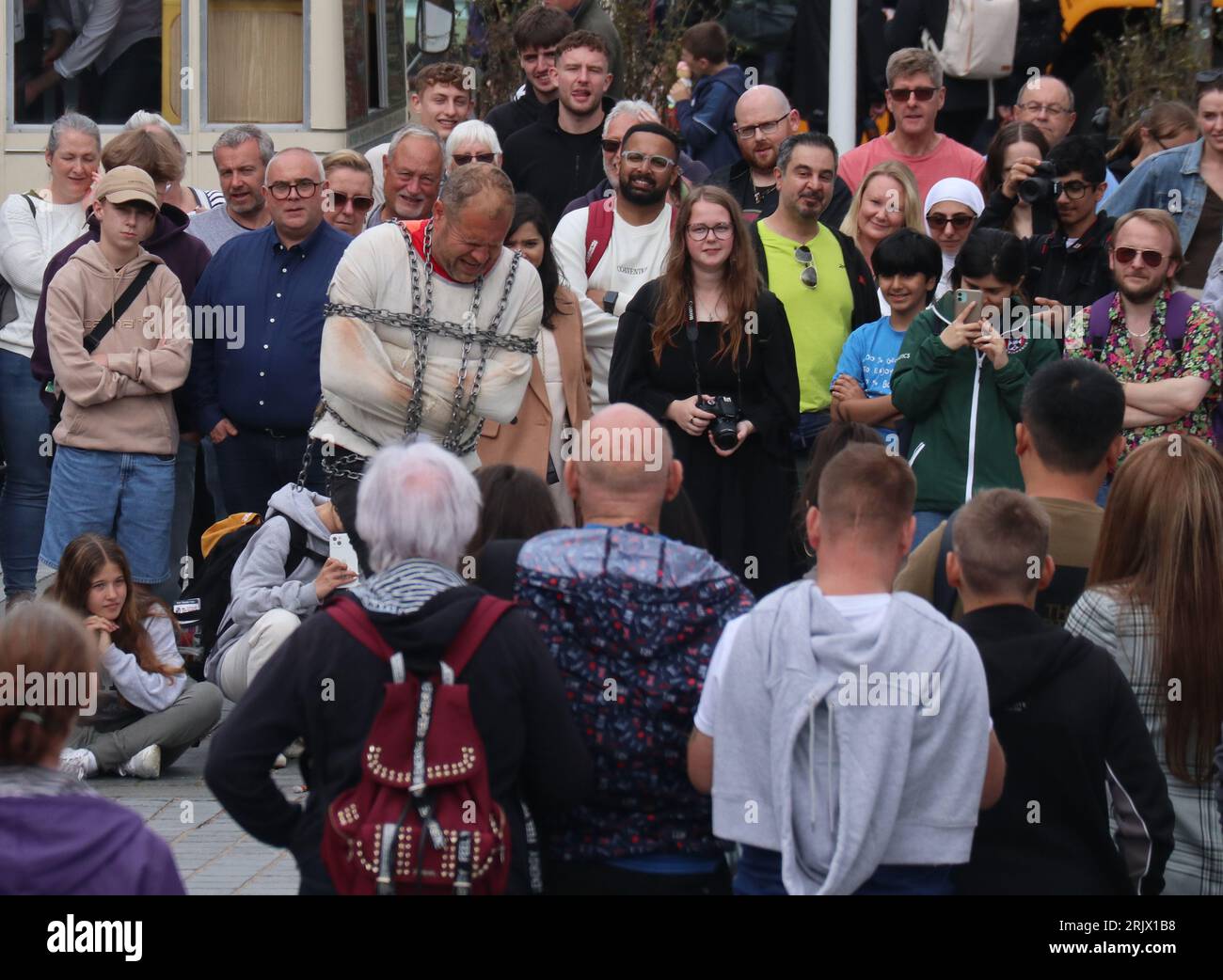 Edimbourg Ecosse 23 août 2023 Edimbourg City Centre pendant le festival Fringe. Édimbourg Écosse un artiste de l'évasion se libère d'un ensemble de chaînes ©GED Noonan/Alamy Banque D'Images