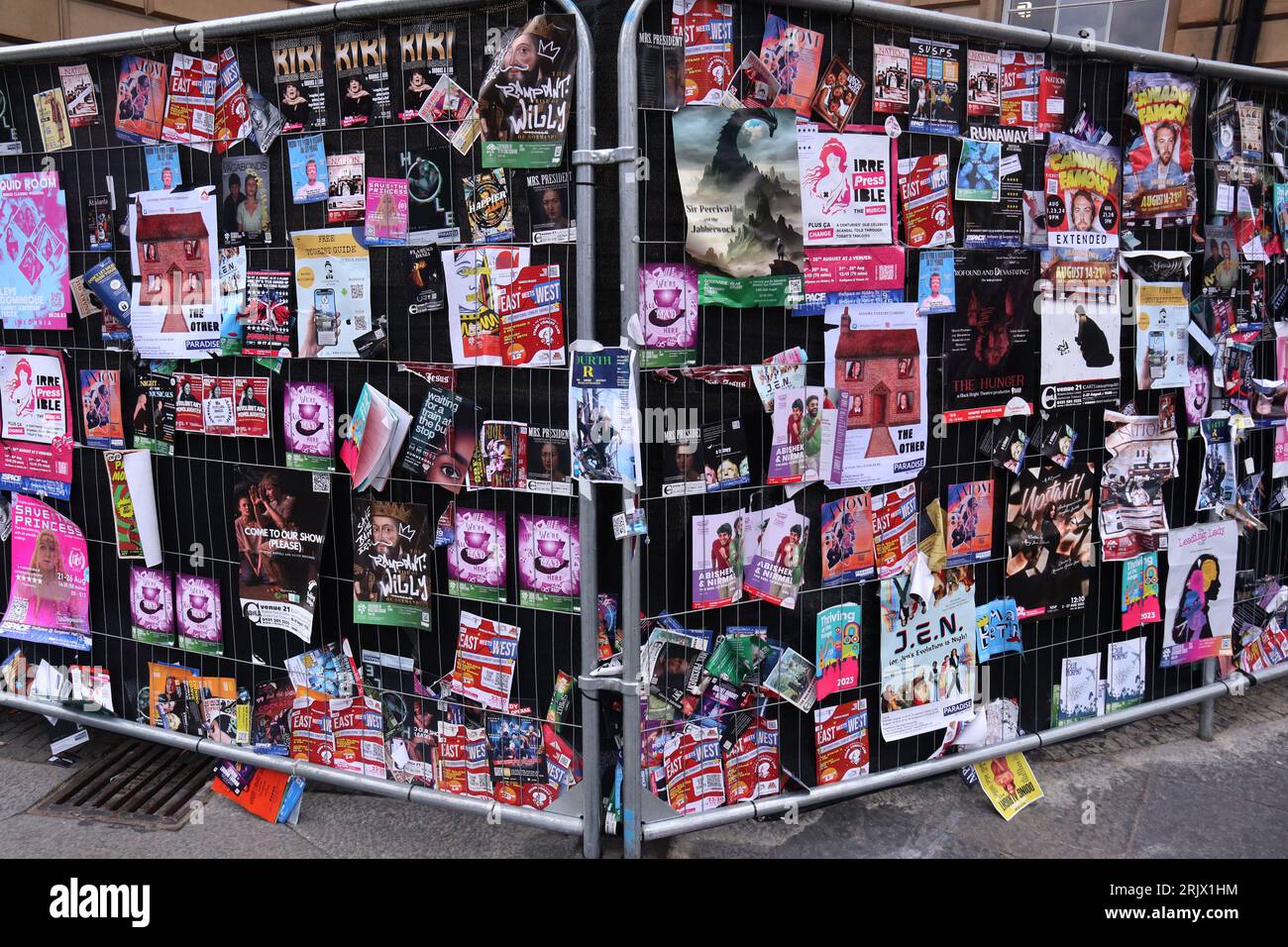 Edimbourg Ecosse 23 août 2023 Edimbourg City Centre pendant le festival Fringe. Édimbourg Écosse Flyers annonce un événement marginal dans toute la ville ©GED Noonan/Alamy Banque D'Images