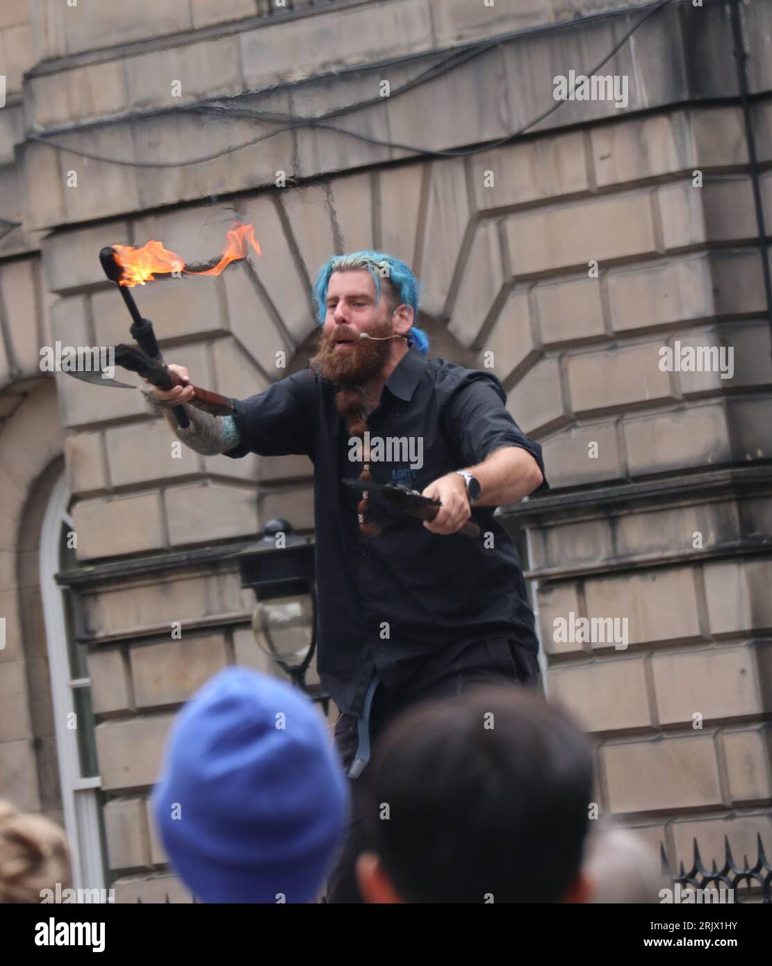 Edimbourg Ecosse 23 août 2023 Edimbourg City Centre pendant le festival Fringe. Édimbourg Écosse Logy on Fire, Un artiste de rue, utilise ses talents de jongleur tout en jouant avec le feu ©GED Noonan/Alamy Banque D'Images