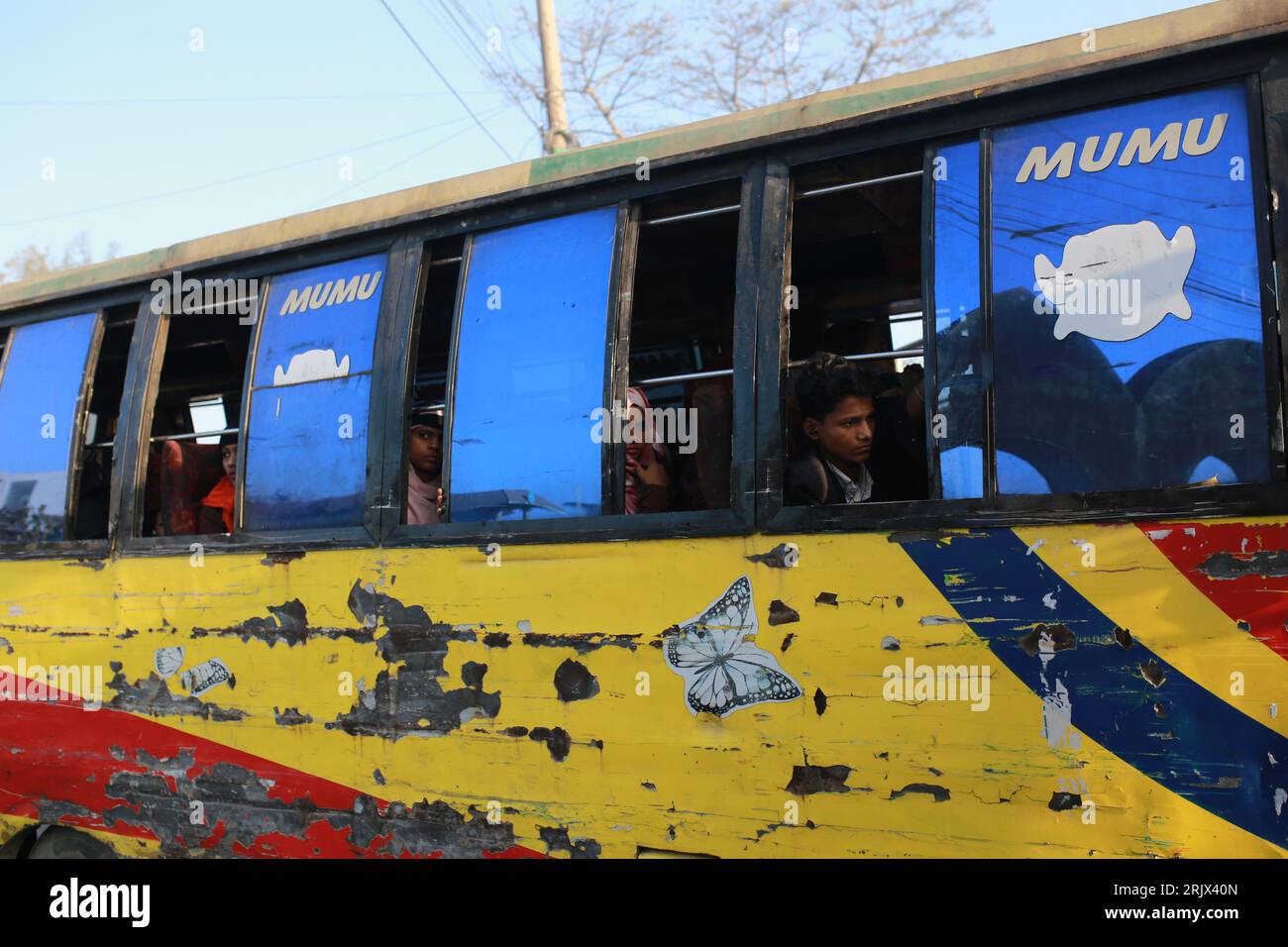 CHITTAGONG, BANGLADESH-29 JANVIER 2021 : les réfugiés Rohingyas montent en bus pour se rendre à l'île de Bhashan Char, dans le golfe du Bengale, à Chittagong, Bangladesh, le 29 janvier 2021. Banque D'Images