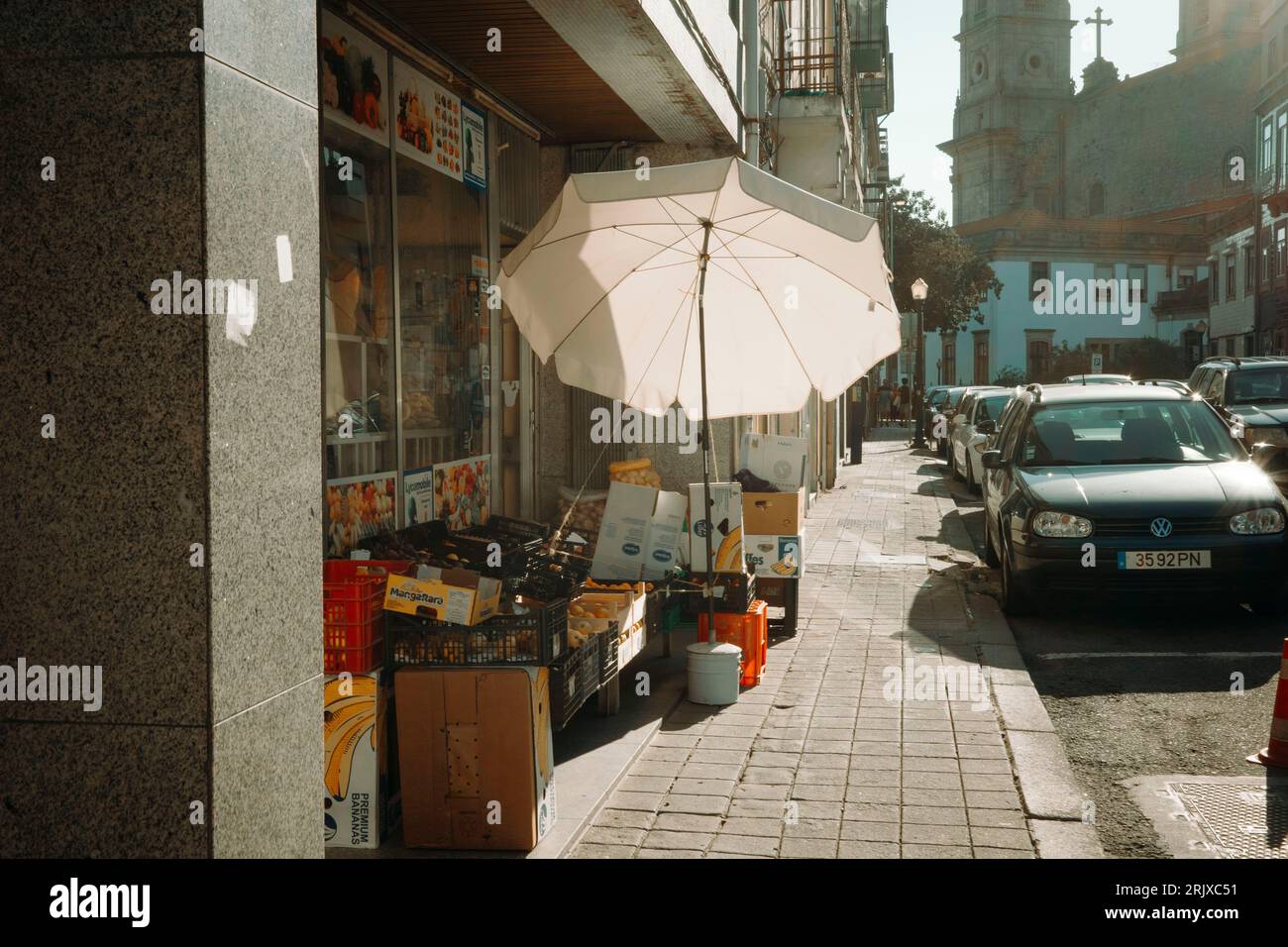 Boutique de fruits dans la lumière du coucher du soleil dans les rues de Porto, Portugal Banque D'Images