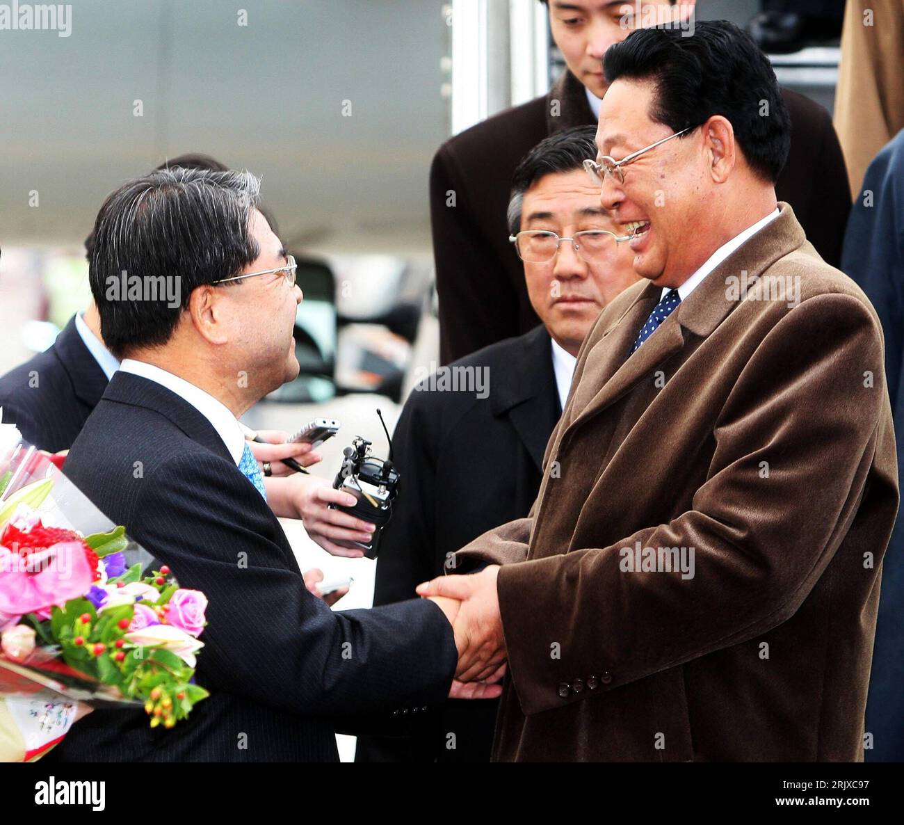 Bildnummer : 52227294 Date de référence : 14.11.2007 Copyright : imago/Xinhua Premierminister Kim Yong-il (re., PRK) mit Lee Jae-joung (KOR/Wiedervereinigungsminister) anlässlich eines Treffens in Seoul PUBLICATIONxNOTxINxCHN, Personen , optimistisch ; 2007, Séoul, Politik, Politiker, Treffen, Gestik, Handschlag; , quer, Kbdig, Gruppenbild, internationale Politik, Politik, Corée, Randbild, personnes o0 Pressetermin Banque D'Images