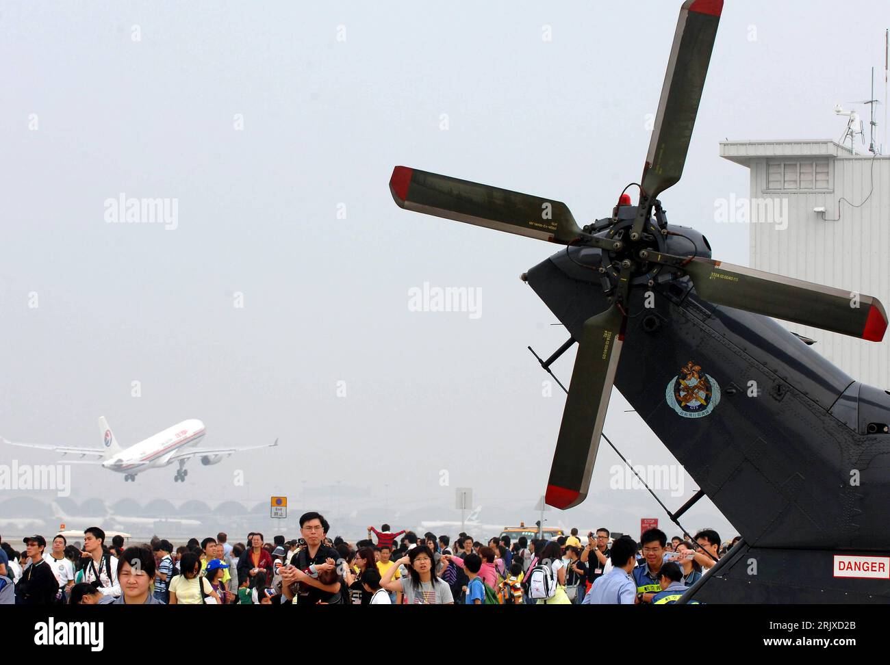 Bildnummer : 52235880 Datum : 18.11.2007 Copyright : imago/Xinhua Tag der offenen Tür beim Government Flying Service (GFS) in Hong Kong PUBLICATIONxNOTxINxCHN, Landschaft , Personen , premiumd ; 2007, Hong Kong, Flughafen, Flughäfen, Zuschauer, Teilnehmer, Besucher ; , quer, Kbdig, totale, Chine, , Luftfahrt, Verkehr Banque D'Images