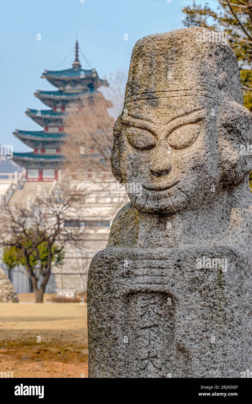 Sculpture en pierre Muninseok ou gardiens de tombe devant la pagode de cinq étages du Musée national de Séoul, Corée du Sud Banque D'Images