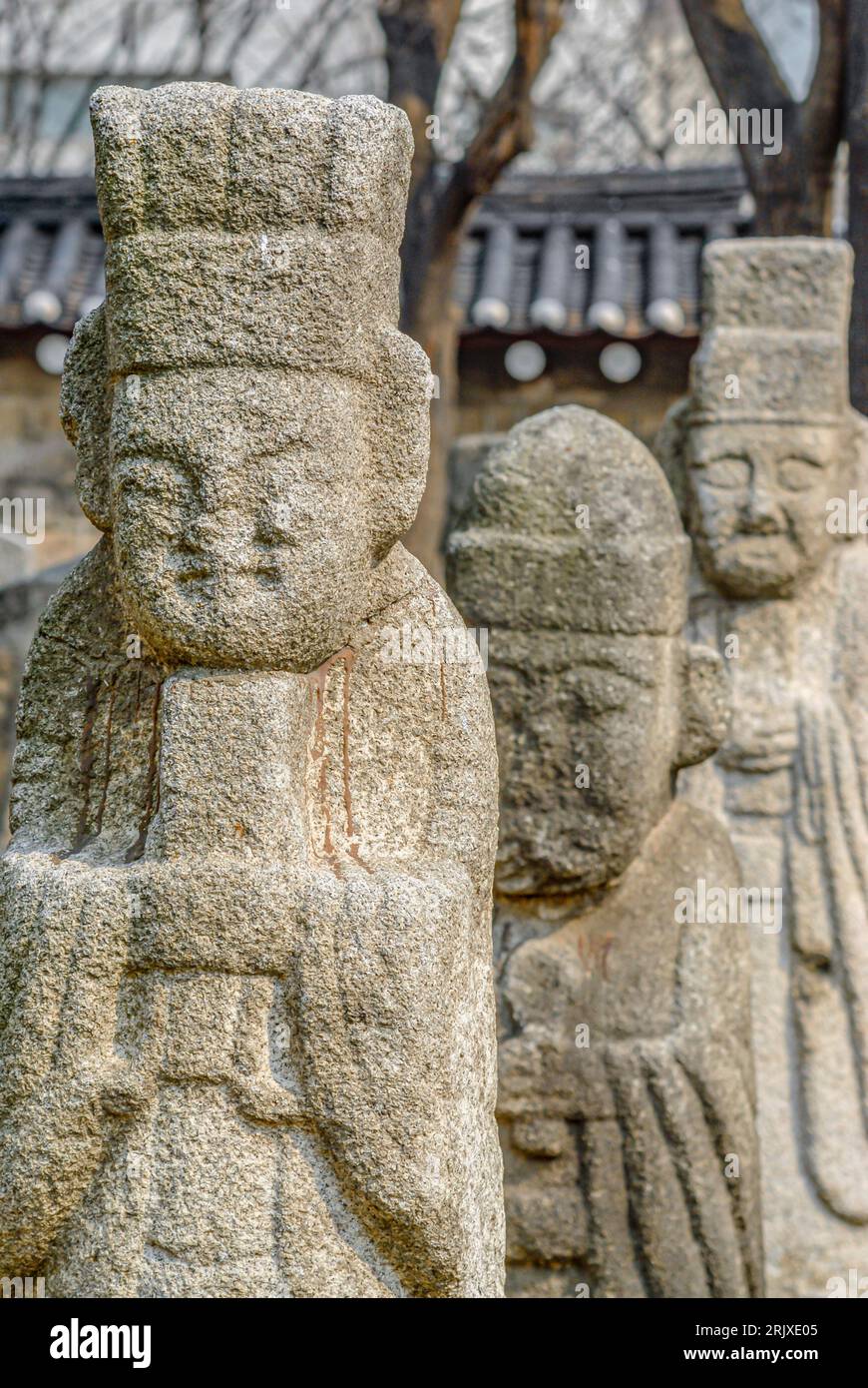 Sculptures Muninseok ou gardiens de tombe dans une rangée au Musée national de Séoul, Corée du Sud Banque D'Images