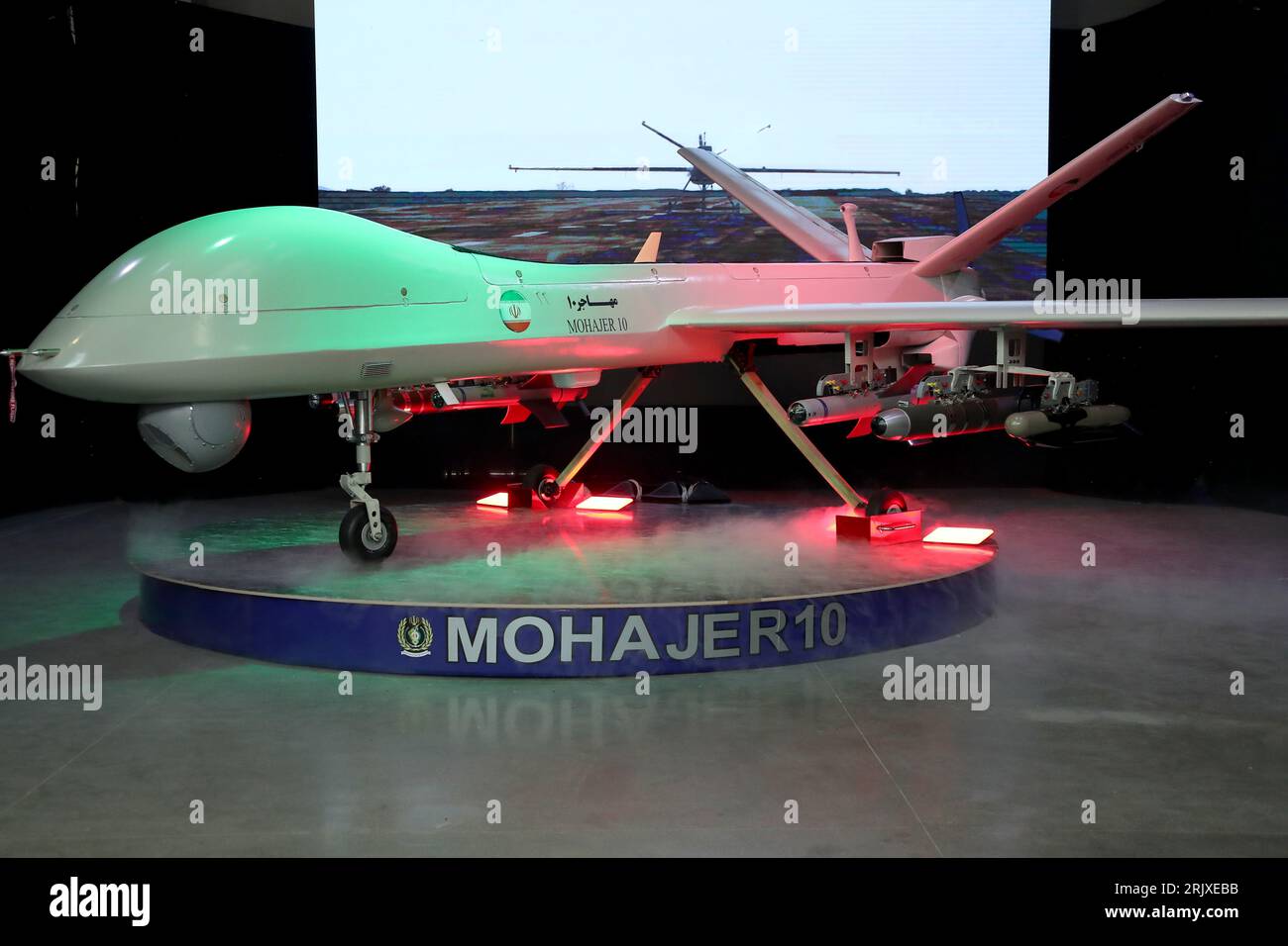 Téhéran, Iran. 23 août 2023. Le drone iranien construit localement,  Mohajer-10, est exposé dans une exposition dans un complexe militaire  appartenant au ministère de la Défense. L'Iran a dévoilé mardi le drone