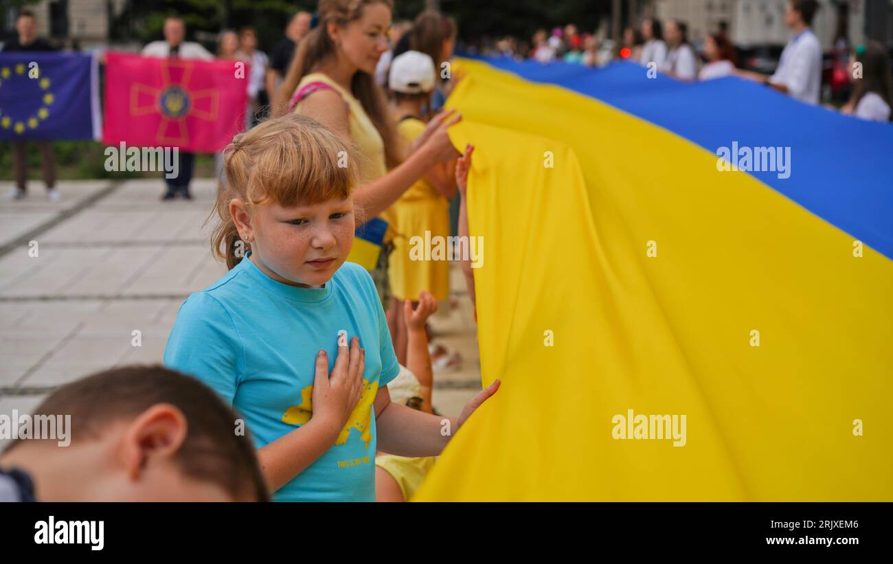 Célébration du jour de l'indépendance de l'Ukraine, jour du drapeau national, jour de la Constitution. Les gens ont déployé un énorme drapeau bleu-jaune le 24 août. Procession patriotique Banque D'Images