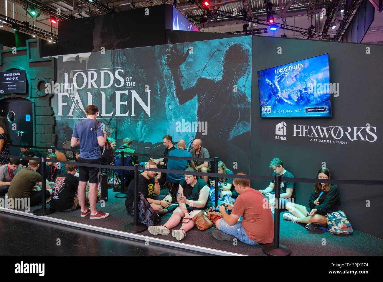 Journée d'ouverture de la gamescom, le plus grand salon mondial des jeux vidéo et informatiques à Cologne du 23 au 27.08.2023. Les joueurs attendent de jouer Banque D'Images