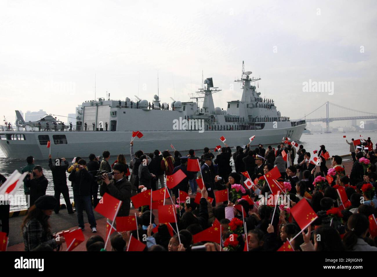 Bildnummer : 52285141 Datum : 01.12.2007 Copyright : imago/Xinhua Besucher Winken während des Ablegens des chinesischen Zerstörers - Shenzhen - In Tokio, PUBLICATIONxNOTxINxCHN, Objekte , Personen ; 2007, Tokio, chinesische, chinesisches, Schiff, Schiffe, Kriegsschiff, Kriegsschiffe, ablegen, auslaufen, winkt, Fahne, Fahnen, Flagge, Flaggen, Zerstörer; , quer, Kbdig, totale, , Militär, Staat o0 Nationalflagge Banque D'Images