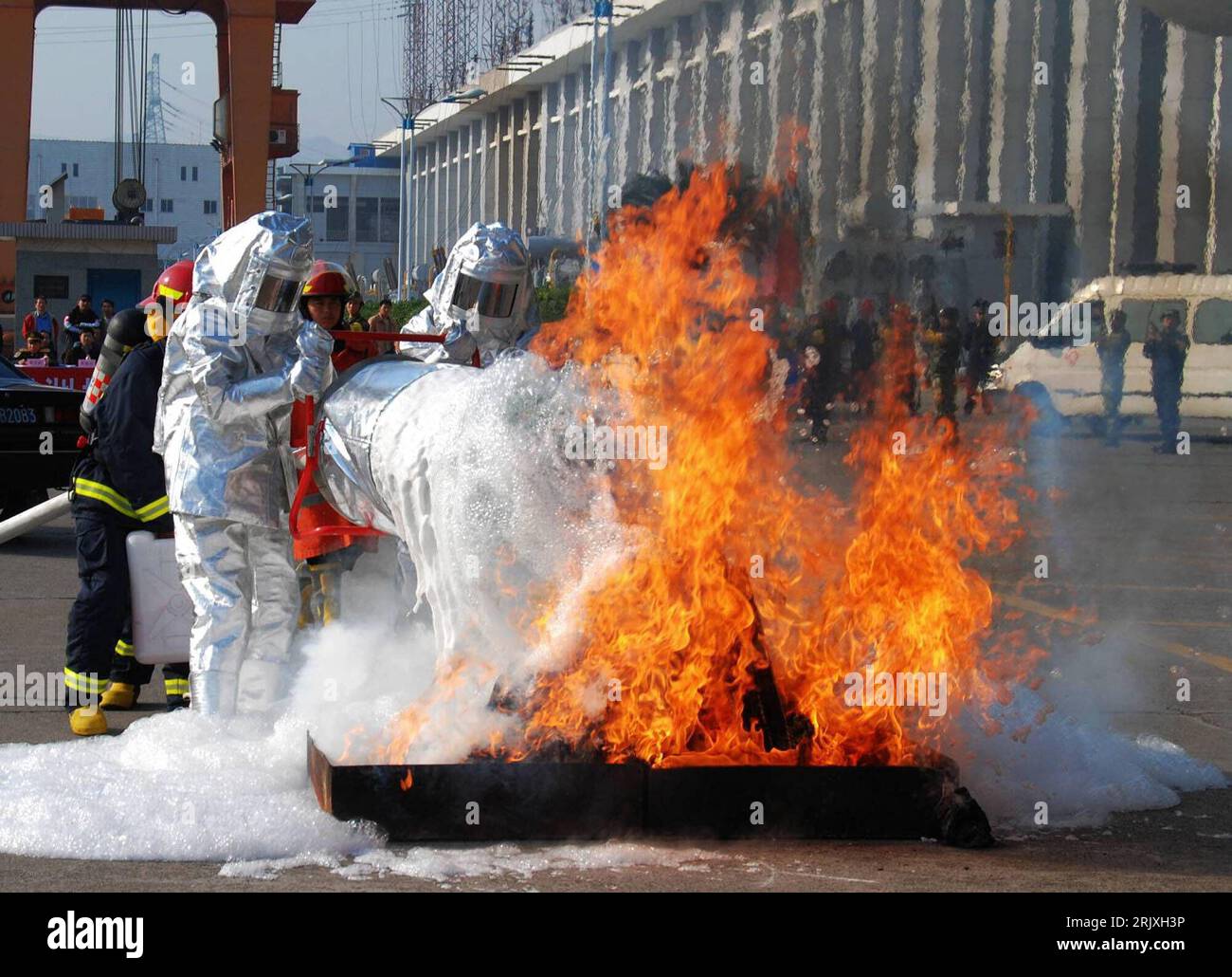 Bildnummer : 52286481 Datum : 29.11.2007 Copyright : imago/Xinhua Feuerwehrmänner während einer Löschübung im Rahmen der Terrorismusbekämpfung PUBLICATIONxNOTxINxCHN, Personen ; 2007, Yichang, China, Feuerwehrmann, Feuer, flamme, Anzug, Anzüge, Spezialanzug, Spezialanzüge, Flammen, löscht, löschen, üben, übt, Löschübungen, Übung, Übungen, Schaum ; , quer, Kbdig, Gruppenbild, , Feuerwehr, Staat, Gesellschaft o0 Feuerwehreinsatz Banque D'Images