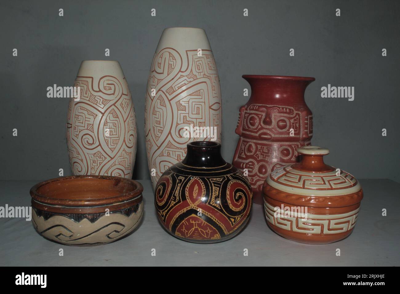 Récipients en céramique indigènes faits à la main de l'Amazonie brésilienne, artisanat autochtone, Marajoara Banque D'Images