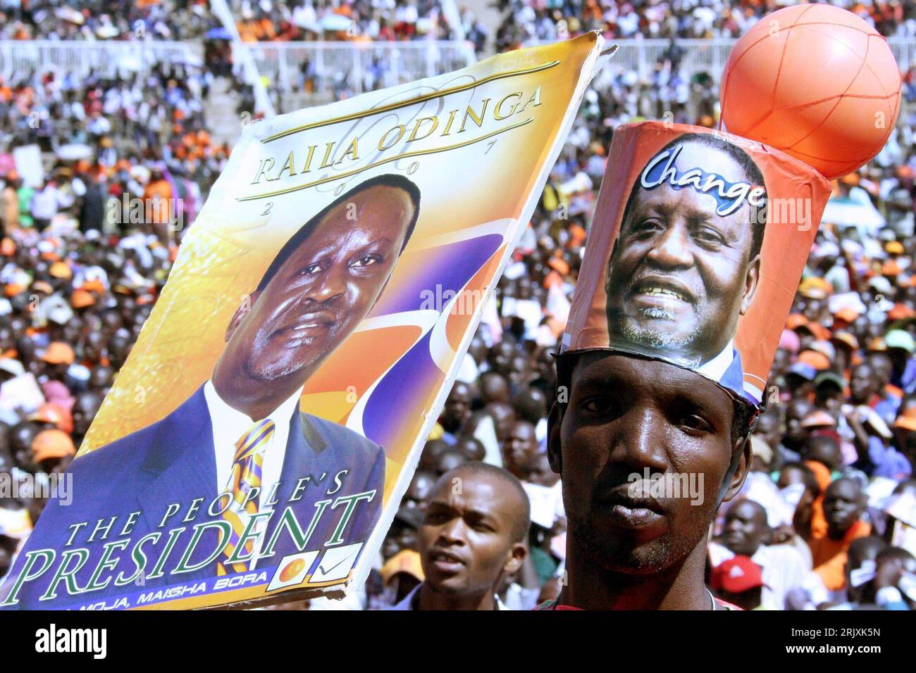 Anhänger von Präsidentschaftskandidat Raila Odinga Kenia/Orange Democratic Movement während einer Wahlkampfveranstaltung in Nairobi anlässlich der bevorstehenden Präsidentschaftswahl - PUBLICATIONxNOTxINxCHN Banque D'Images