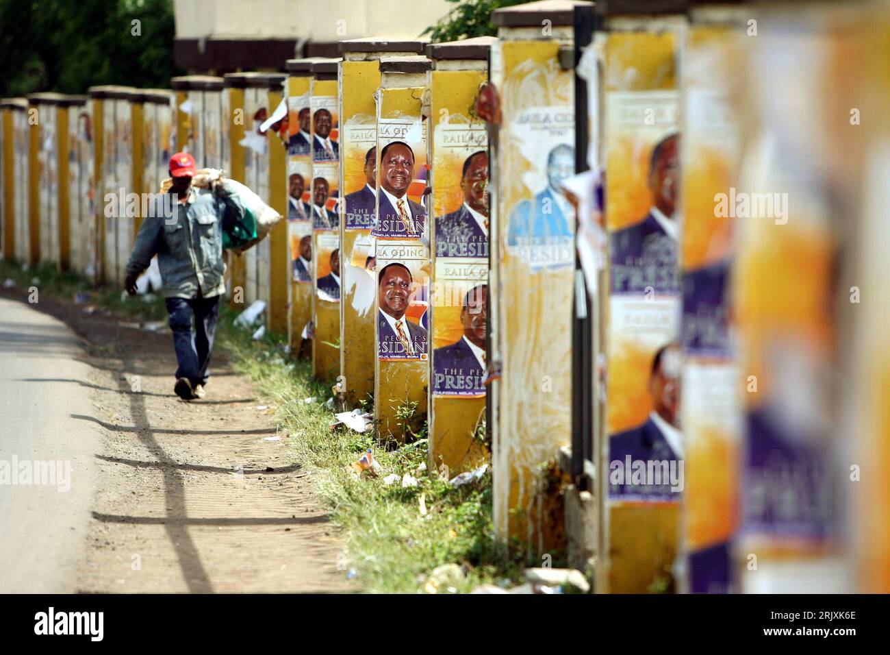 Plakate von Präsidentschaftskandidat Raila Odinga Kenia/Orange Democratic Movement am Straßenrand in Nairobi anlässlich der bevorstehenden Präsidentschaftswahl - PUBLICATIONxNOTxINxCHN Banque D'Images