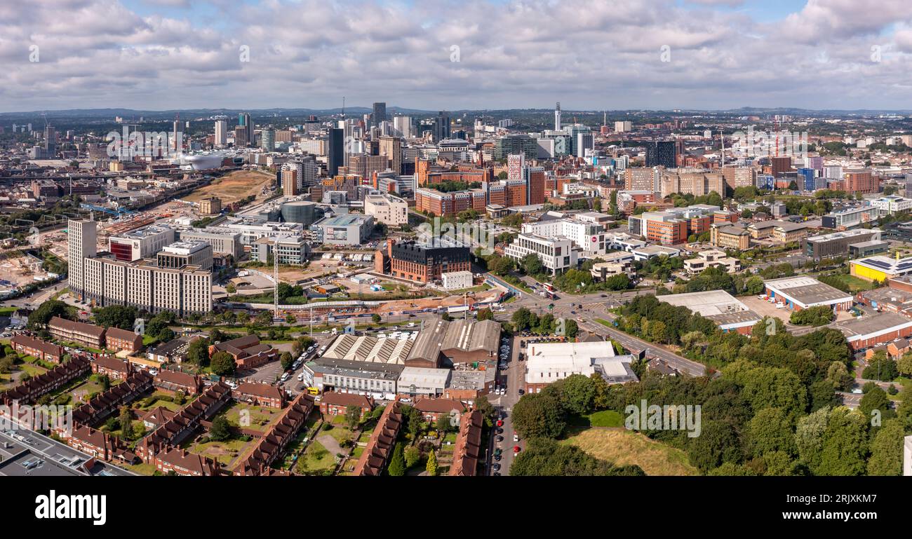 BIRMINGHAM, ROYAUME-UNI - 21 AOÛT 2023. Une vue panoramique aérienne d'un horizon urbain de Birmingham avec la nouvelle route HS2 et le site de construction Banque D'Images