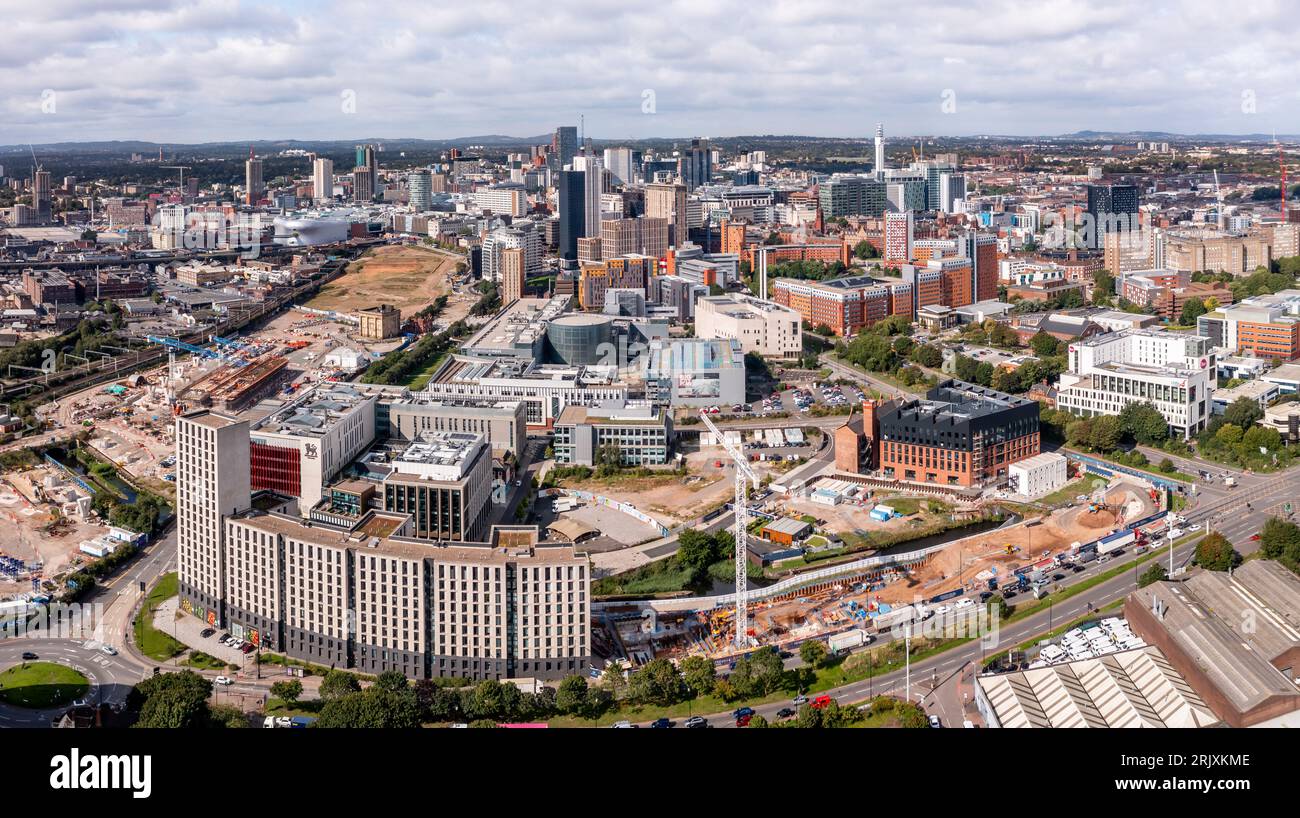 BIRMINGHAM, ROYAUME-UNI - 21 AOÛT 2023. Une vue panoramique aérienne d'un horizon urbain de Birmingham avec la nouvelle route HS2 et le site de construction Banque D'Images