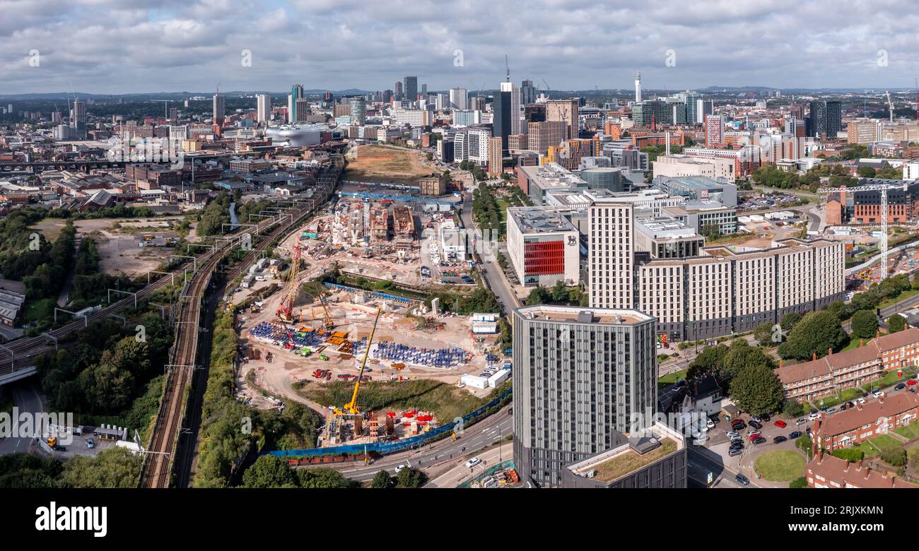 BIRMINGHAM, ROYAUME-UNI - 21 AOÛT 2023. Une vue panoramique aérienne d'un horizon urbain de Birmingham avec la nouvelle route HS2 et le chantier de construction en cours d'exécution Banque D'Images