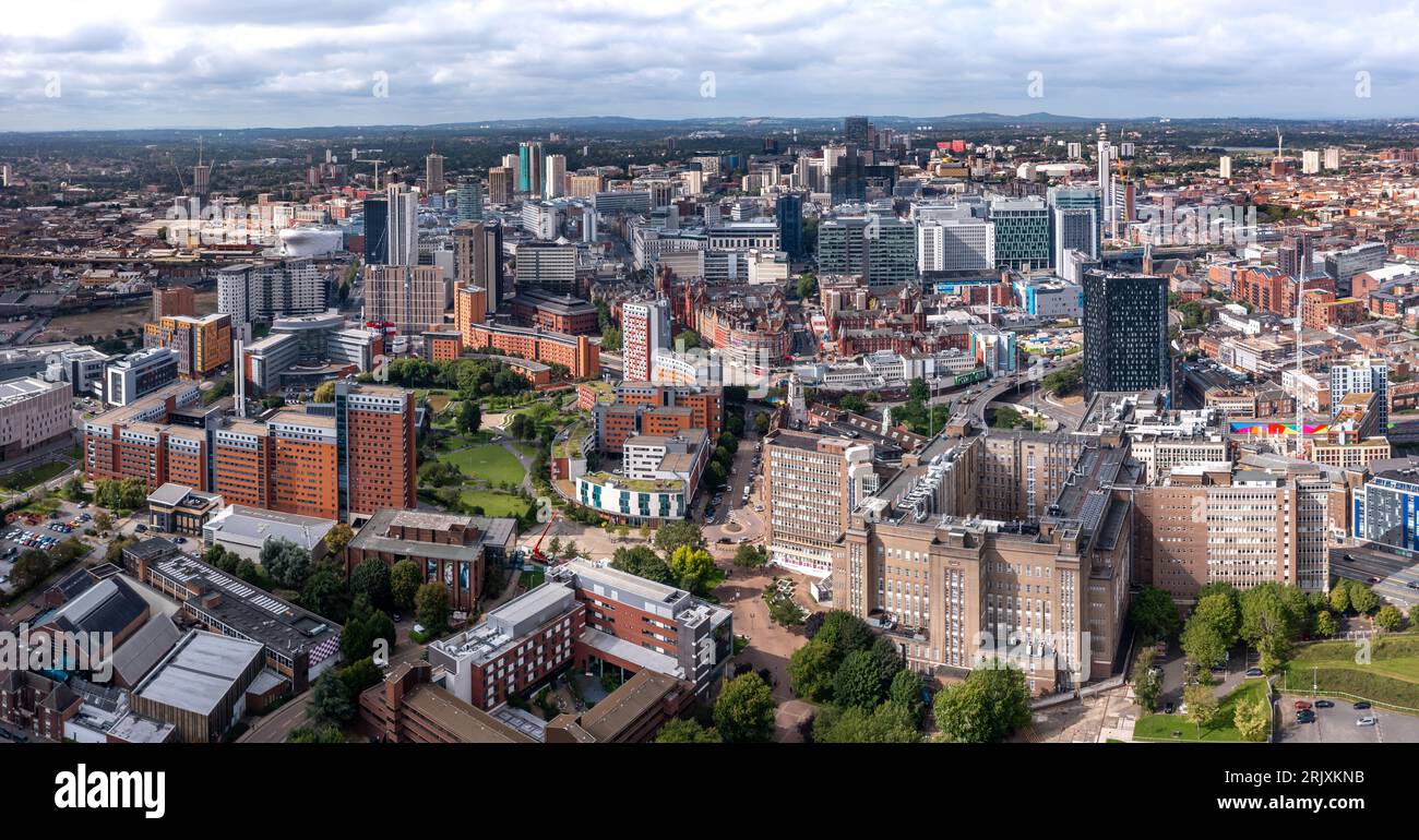 BIRMINGHAM, ROYAUME-UNI - 21 AOÛT 2023. Une vue panoramique aérienne d'un paysage urbain de Birmingham avec des bâtiments anciens et modernes et des gratte-ciel Banque D'Images