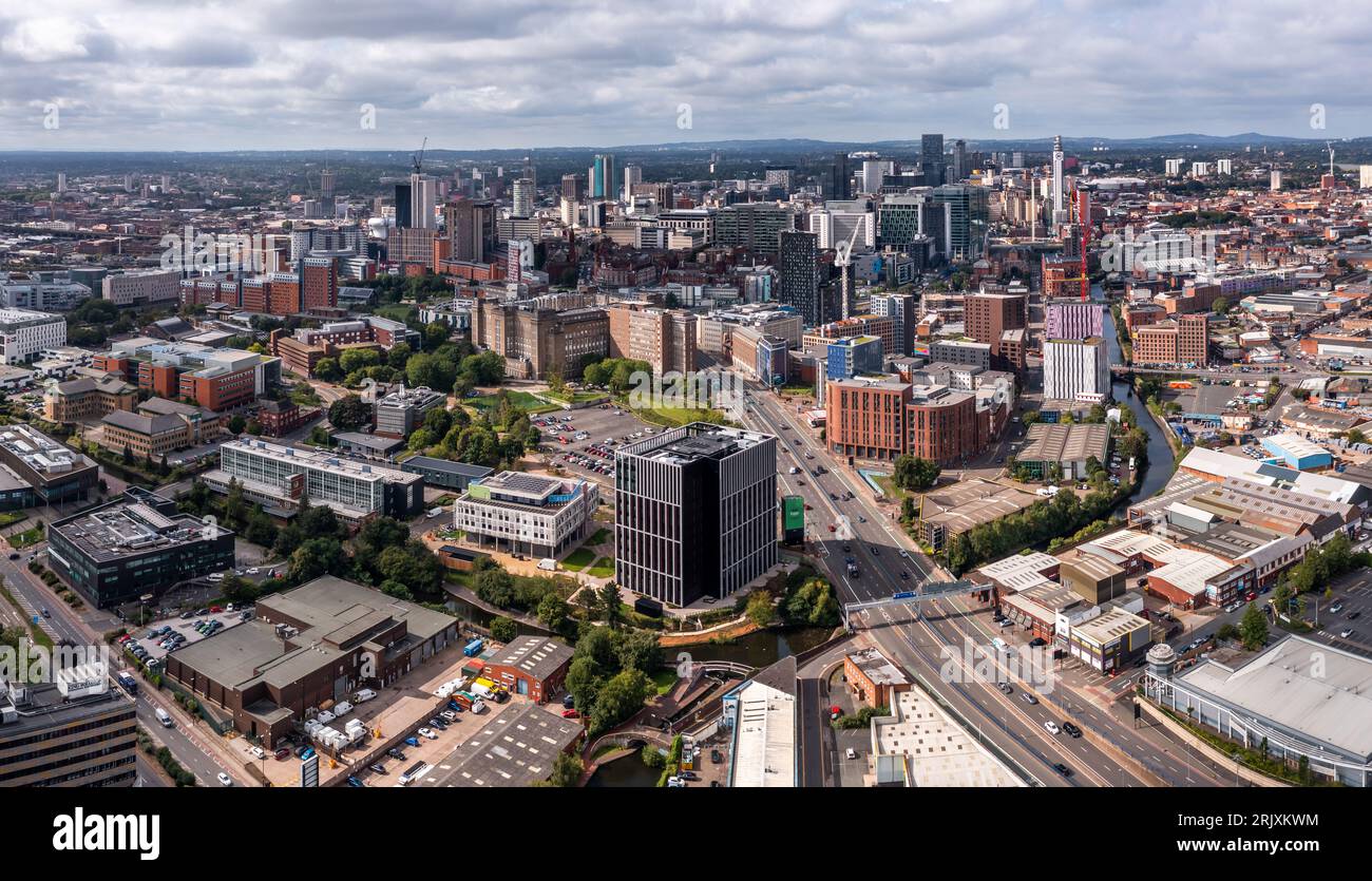 BIRMINGHAM, ROYAUME-UNI - 21 AOÛT 2023. Une vue panoramique aérienne d'un paysage urbain de Birmingham avec la route principale menant au centre-ville Banque D'Images